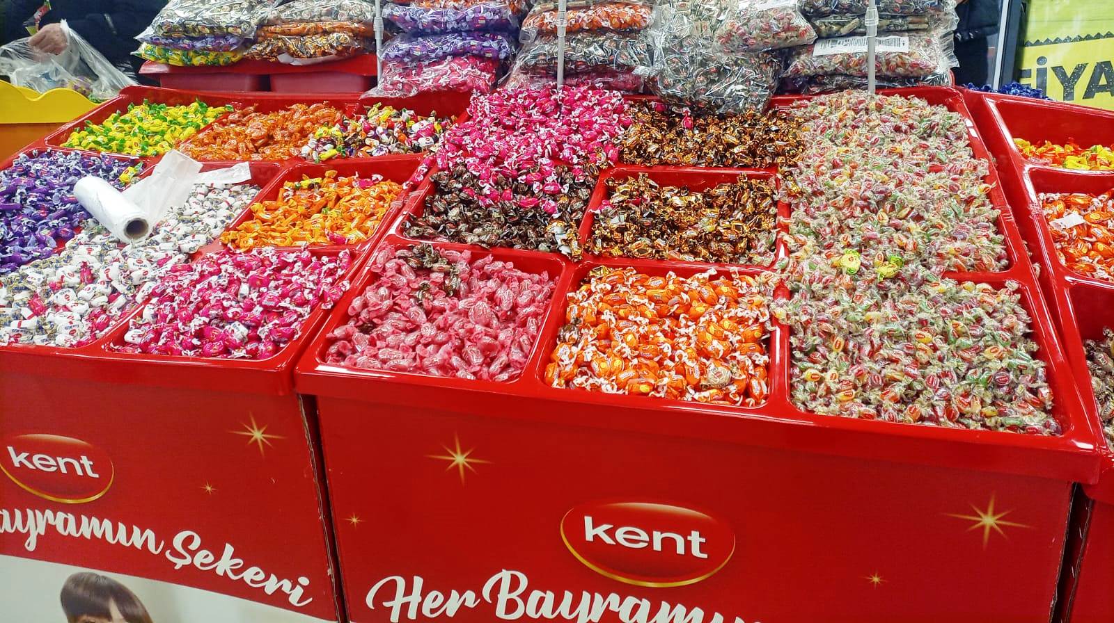 Rengarenk bayram şekerleri rafları süsledi