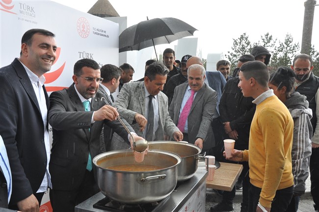 Kars'ta, Türk Mutfağı Haftasında Evelik Çorbası dağıtıldı