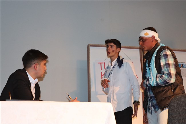 Öğrencilerin iki perdelik tiyatro gösterisi büyük alkış aldı