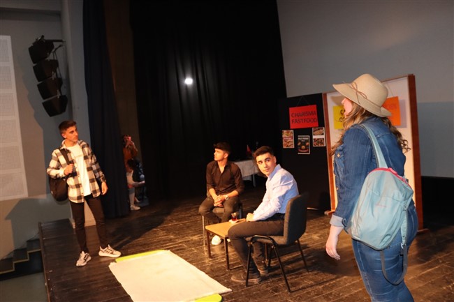 Öğrencilerin iki perdelik tiyatro gösterisi büyük alkış aldı