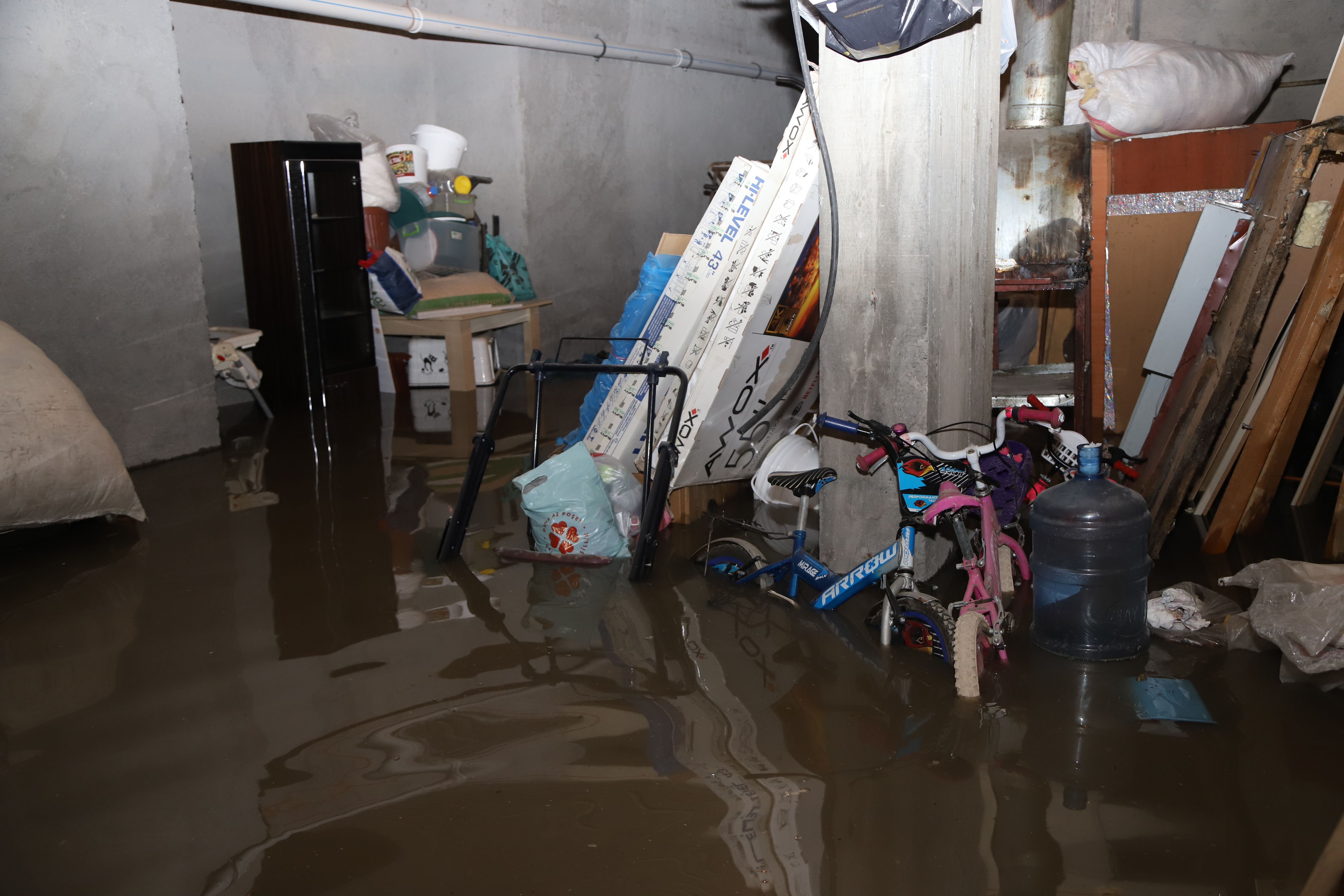 Kars'ta sağanak nedeniyle iş yerleri ve evleri su bastı