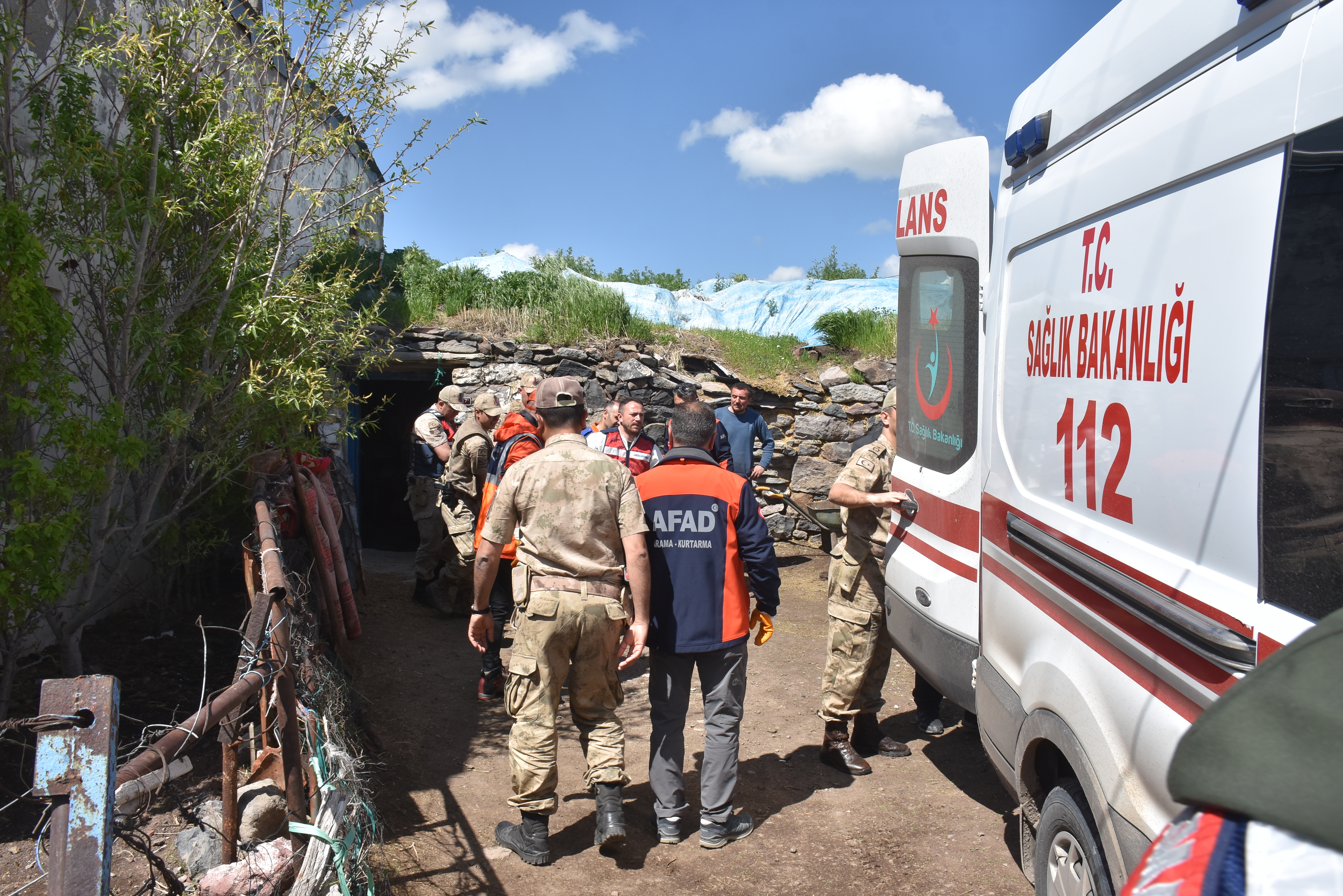 Kars'ta damı çöken ahırdaki çift öldü