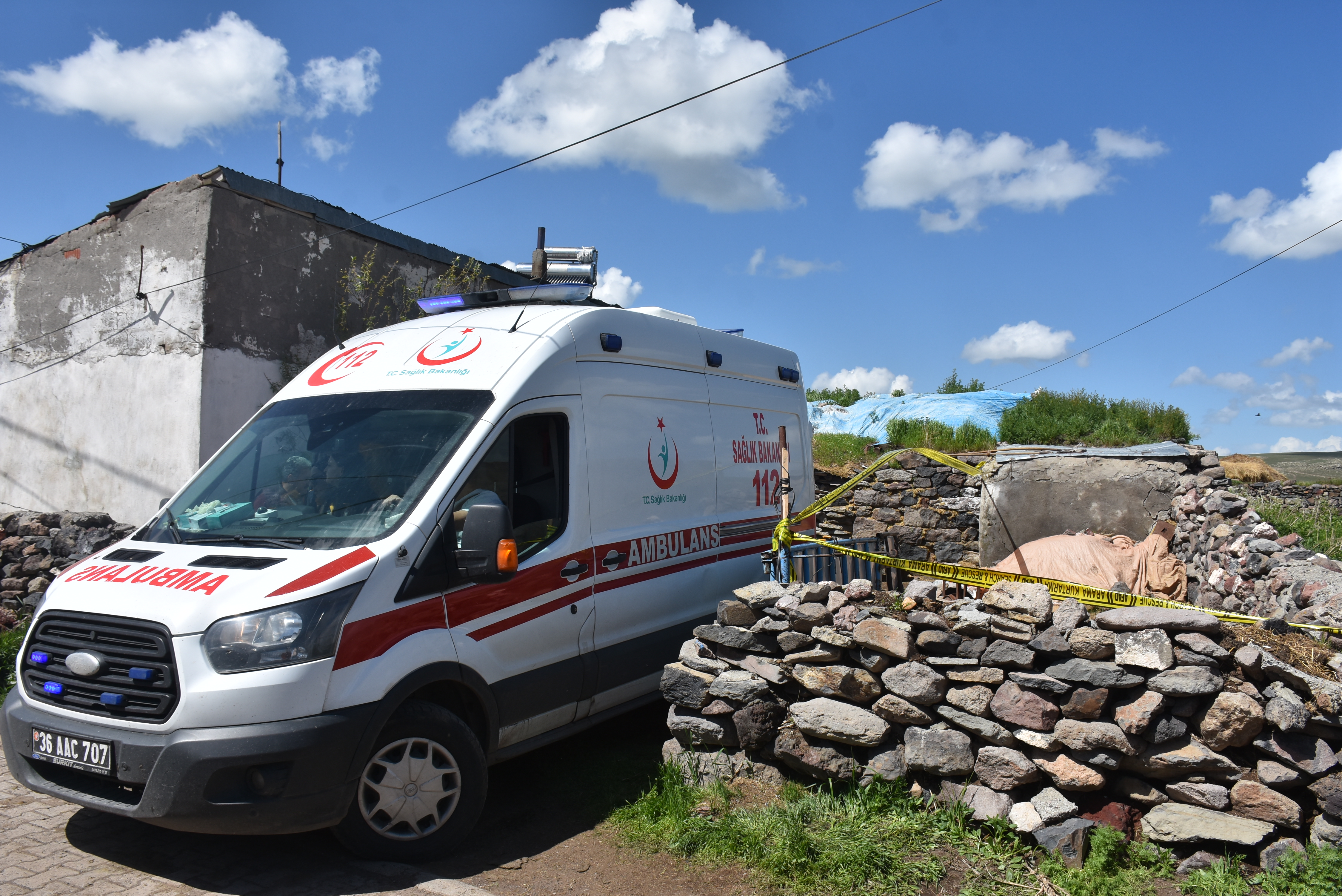 Kars'ta damı çöken ahırdaki çift öldü