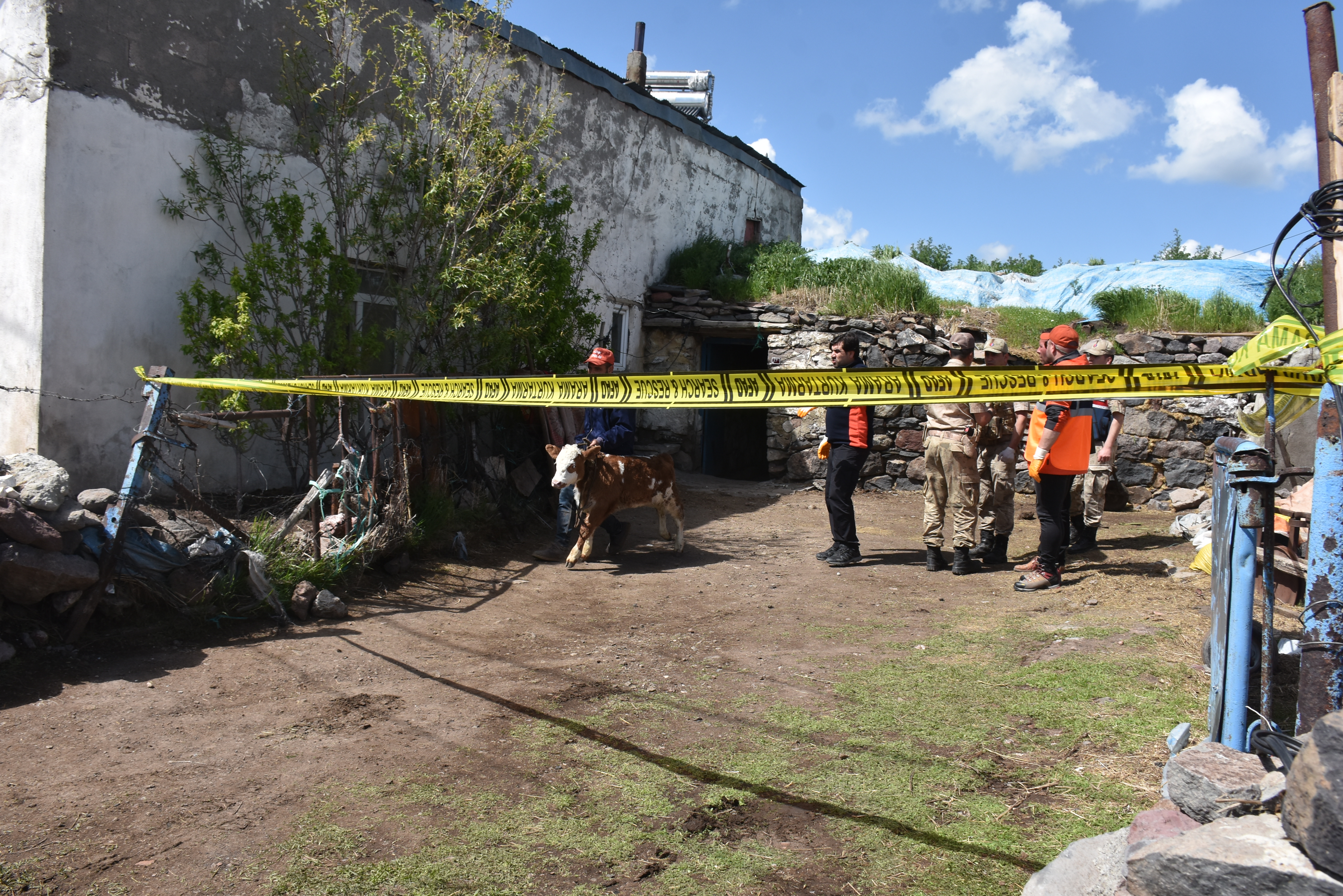 Kars'ta damı çöken ahırdaki çift öldü