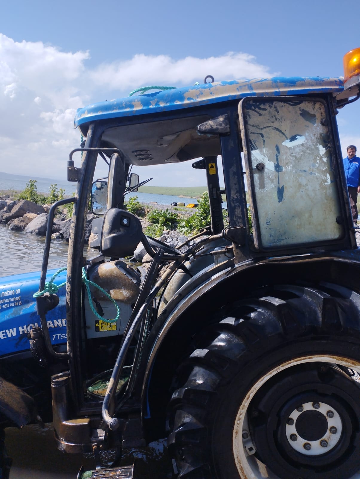 Çıldır Gölüne düşen traktör çıkartıldı