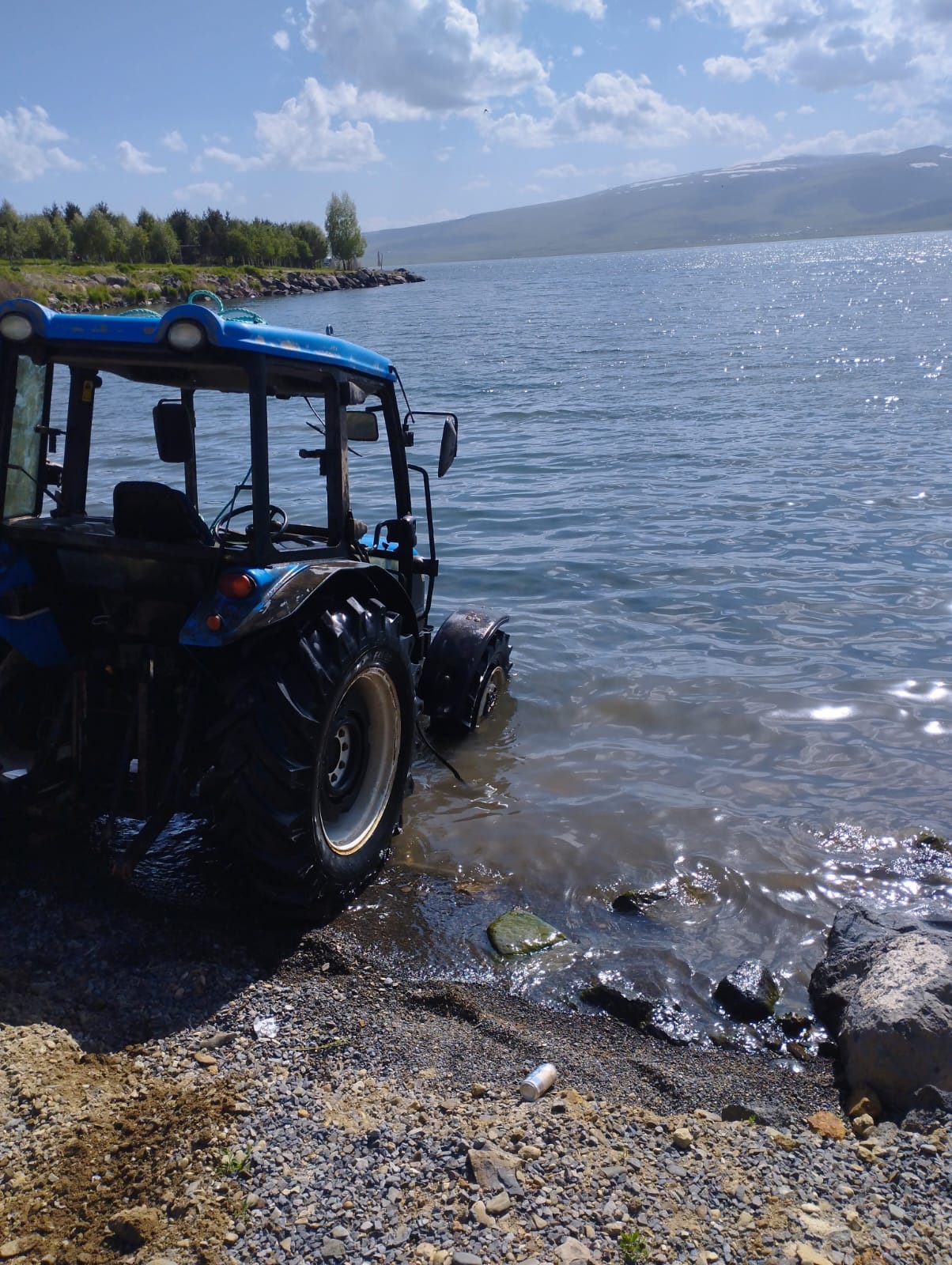 Çıldır Gölüne düşen traktör çıkartıldı