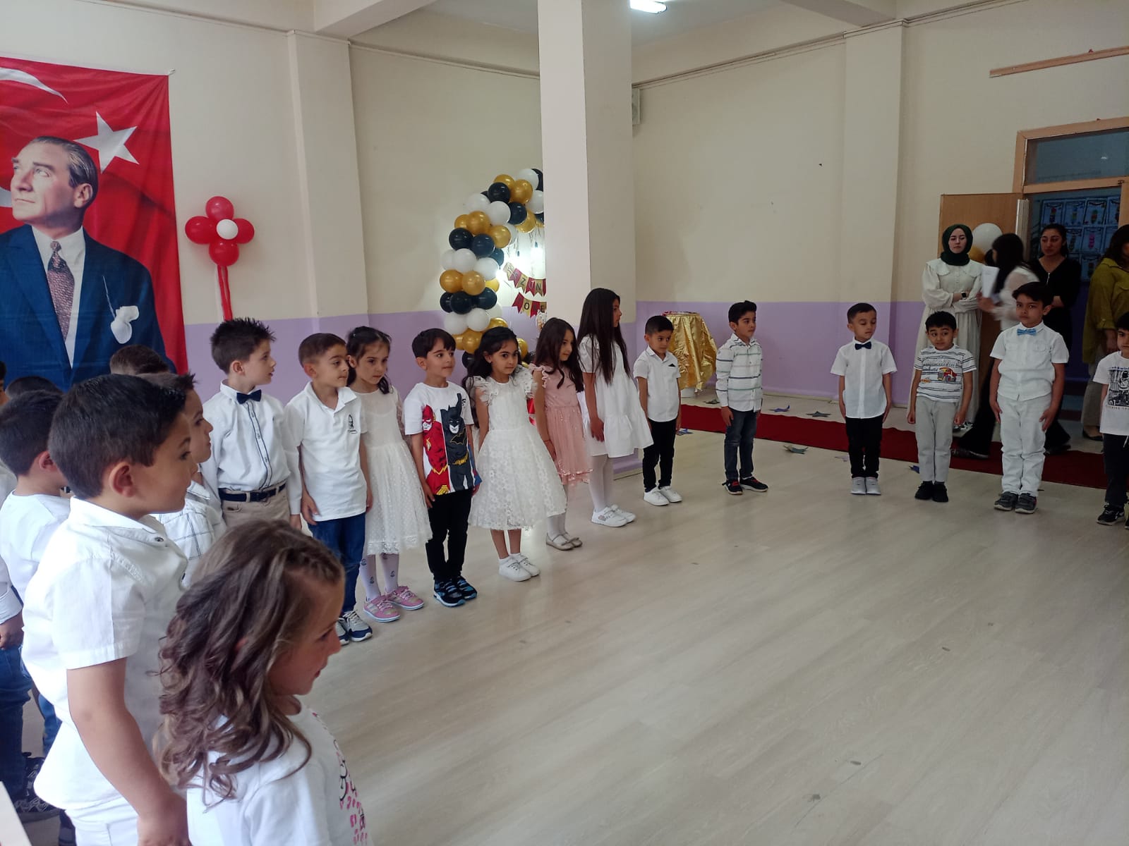 Karslı miniklerin ilk mezuniyet mutluluğu