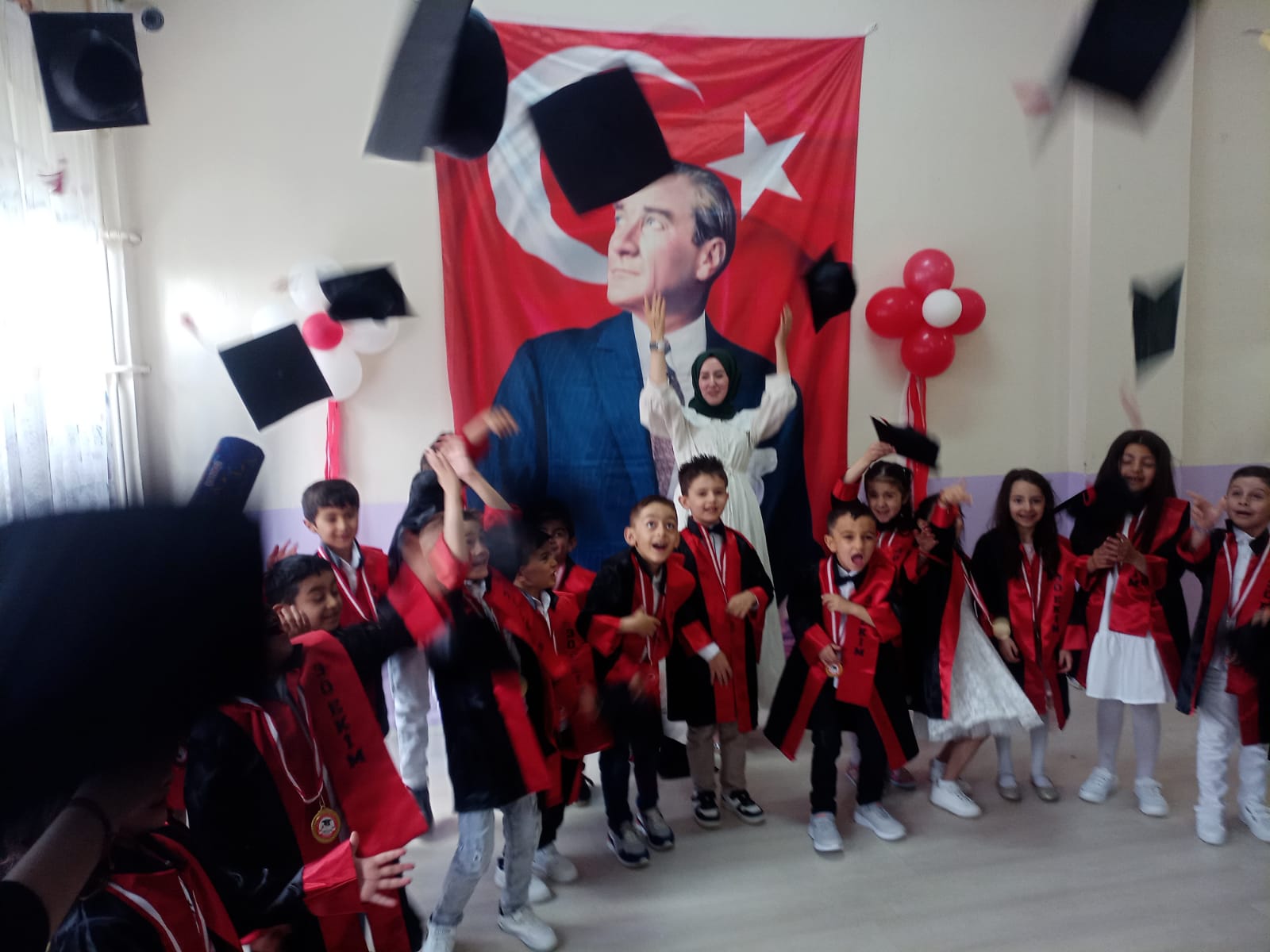 Karslı miniklerin ilk mezuniyet mutluluğu