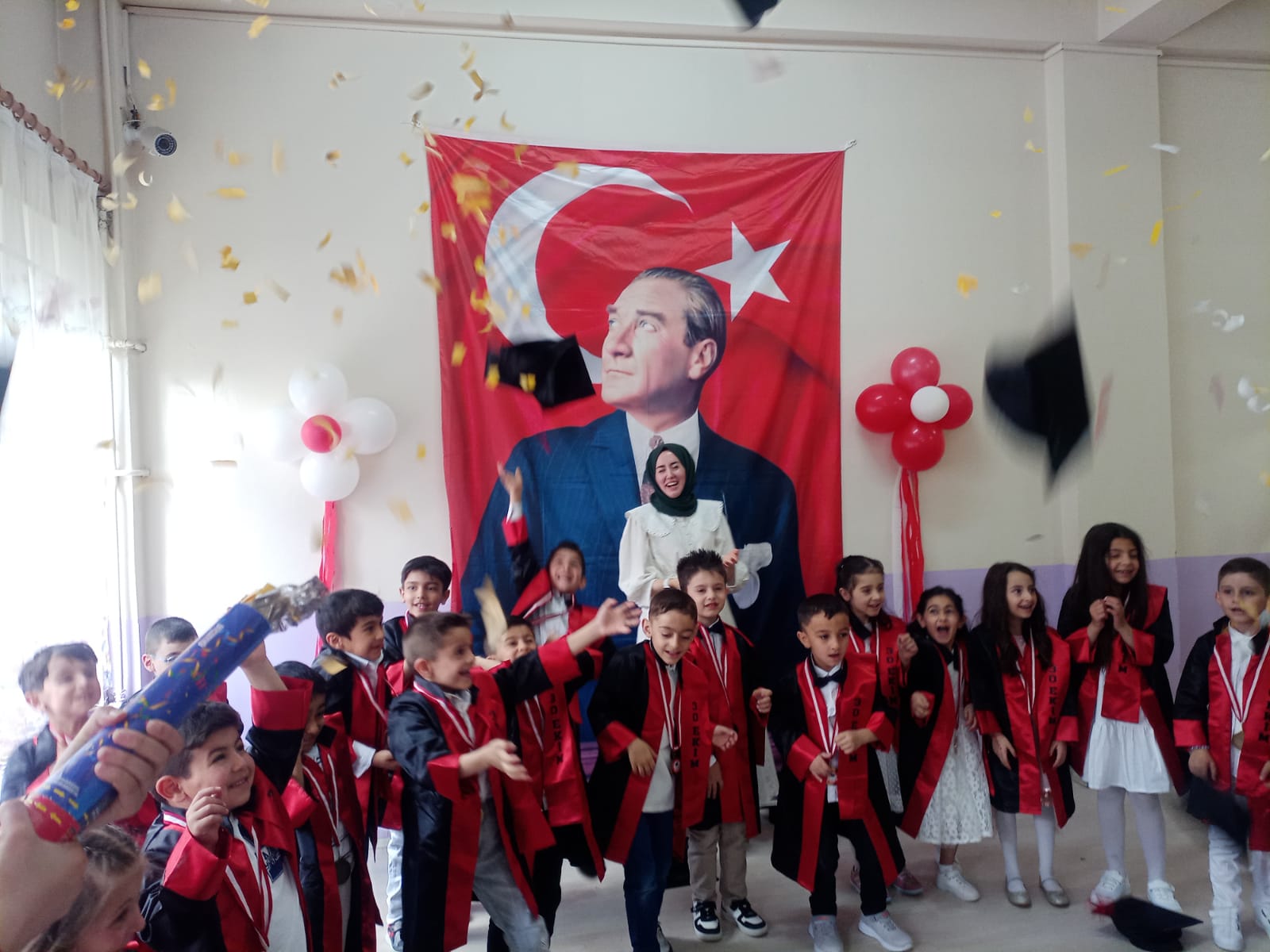 Karslı miniklerin ilk mezuniyet mutluluğu