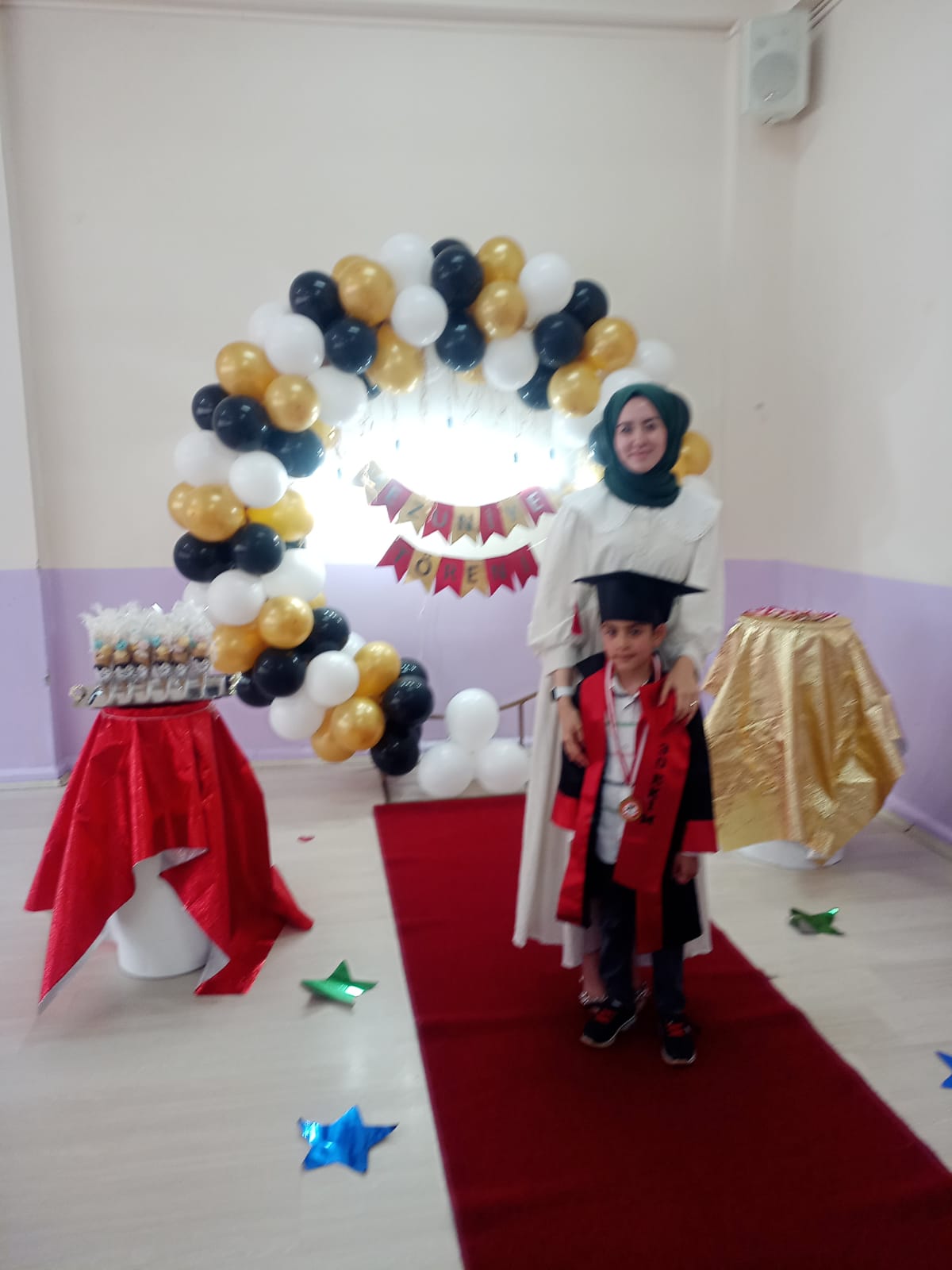 Karslı miniklerin ilk mezuniyet mutluluğu