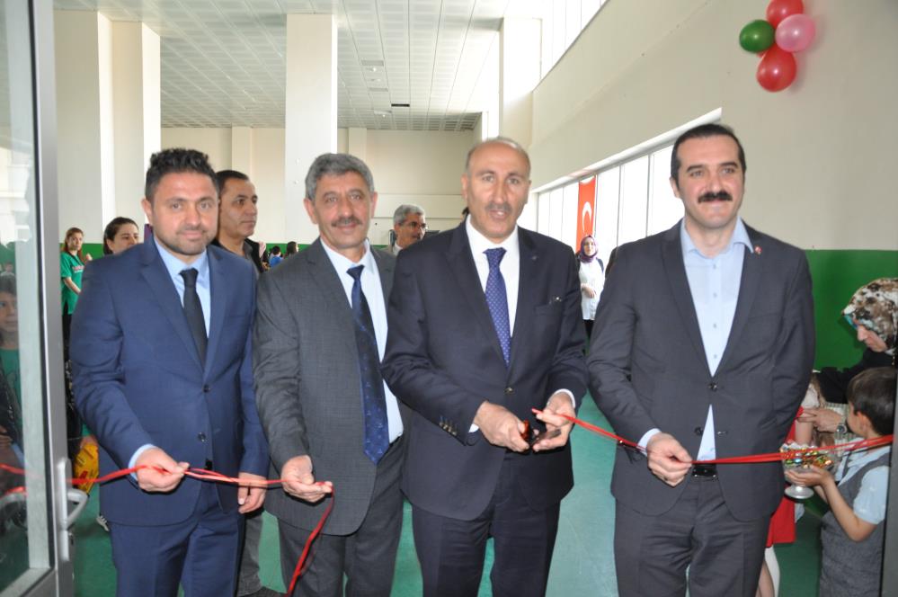 Kars'ta, kardeş okul yararına kermes düzenlendi