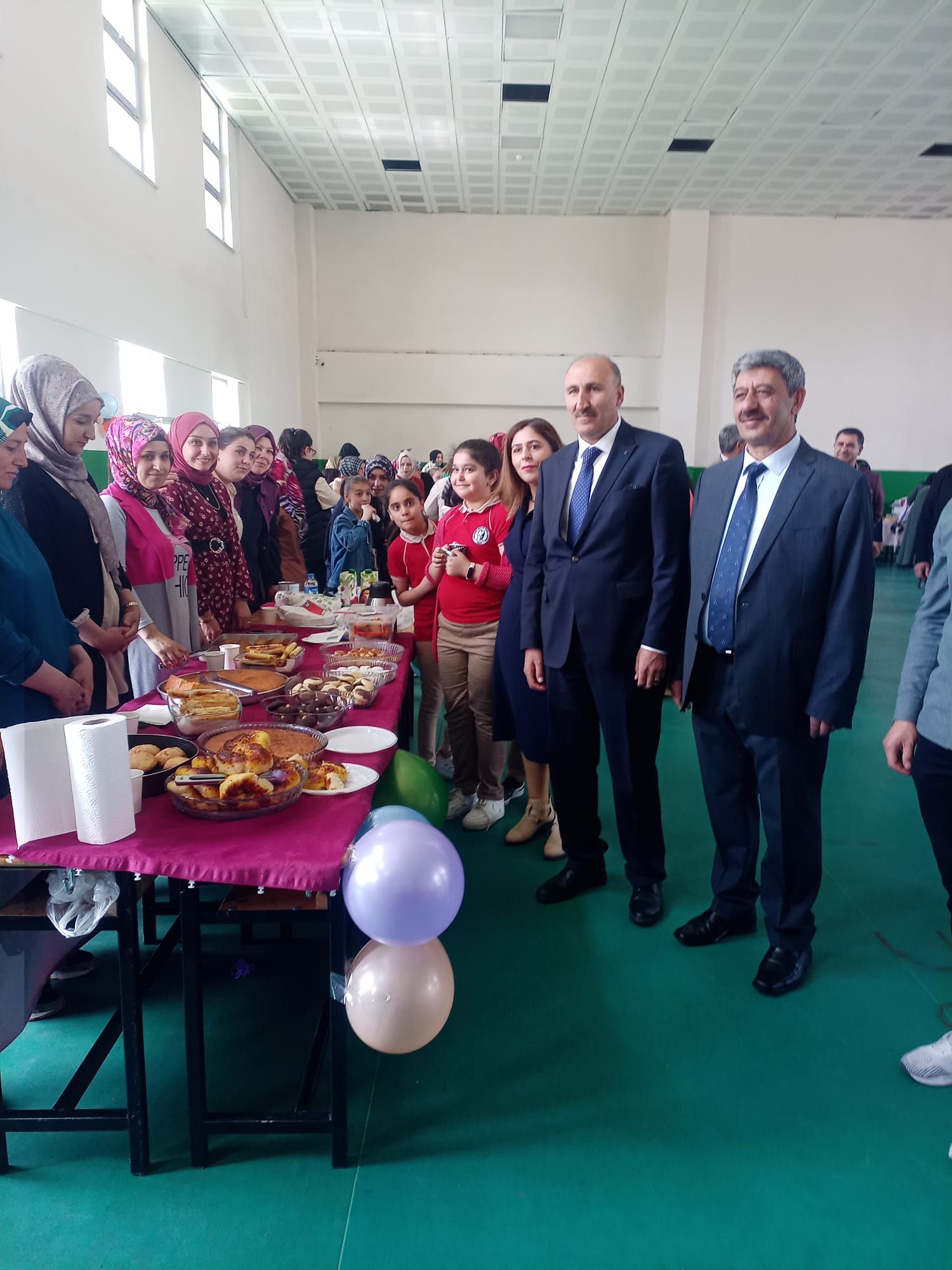Kars'ta, kardeş okul yararına kermes düzenlendi