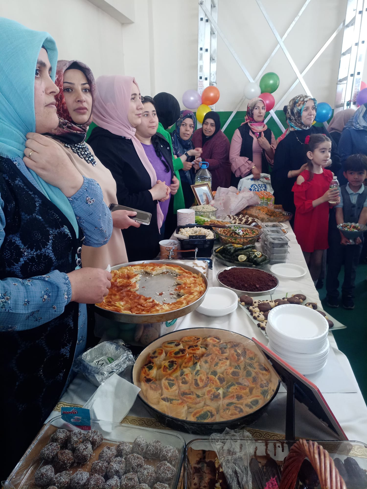 Kars'ta, kardeş okul yararına kermes düzenlendi
