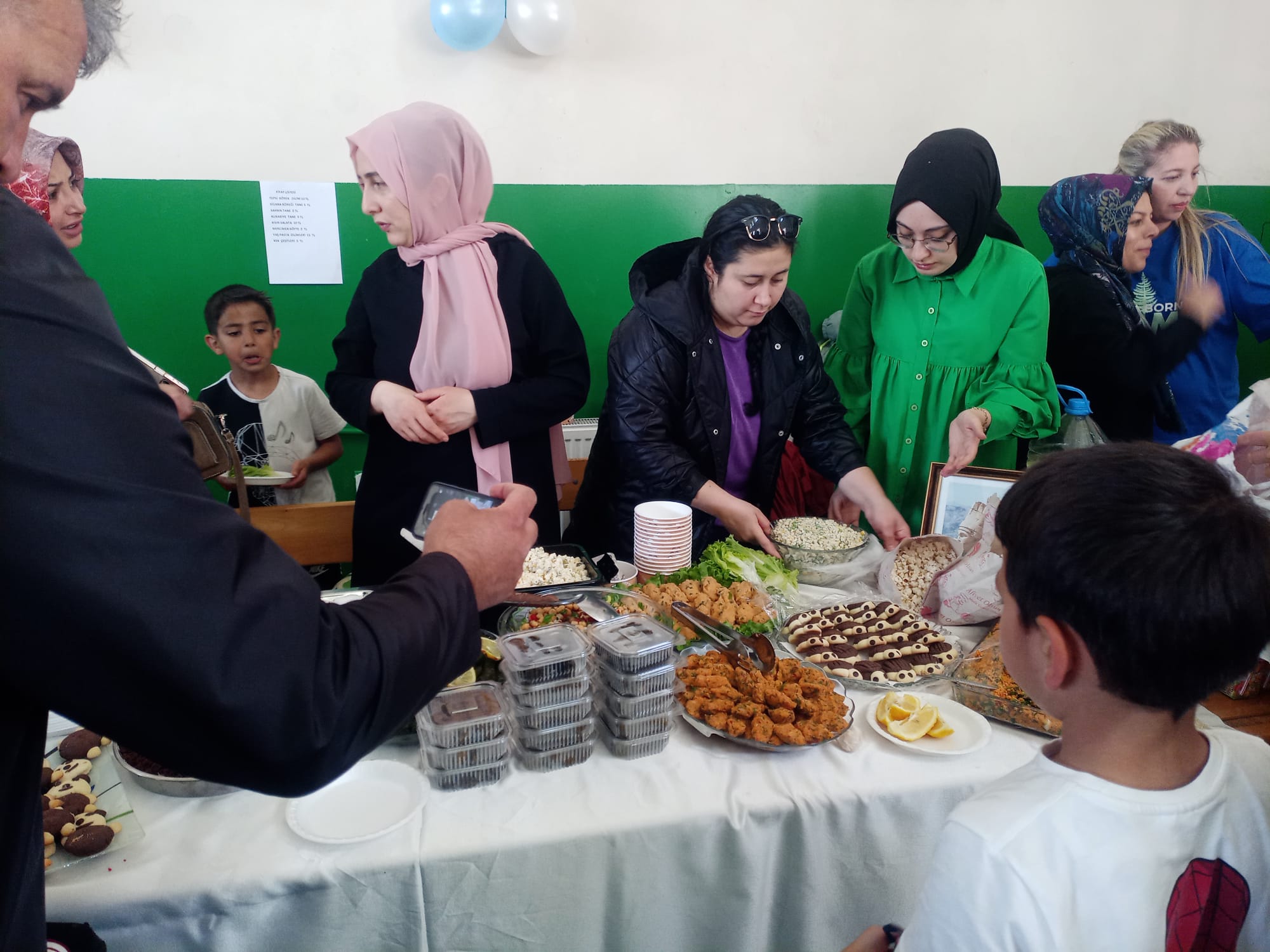 Kars'ta, kardeş okul yararına kermes düzenlendi
