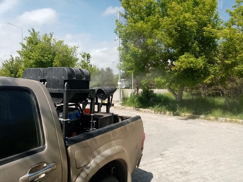 Kars Belediyesi park ve bahçeleri ilaçlıyor