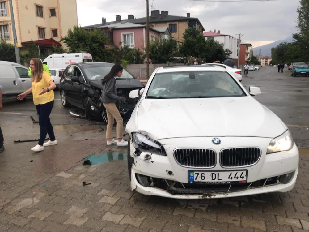 Iğdır'da iki otomobil çarpıştı