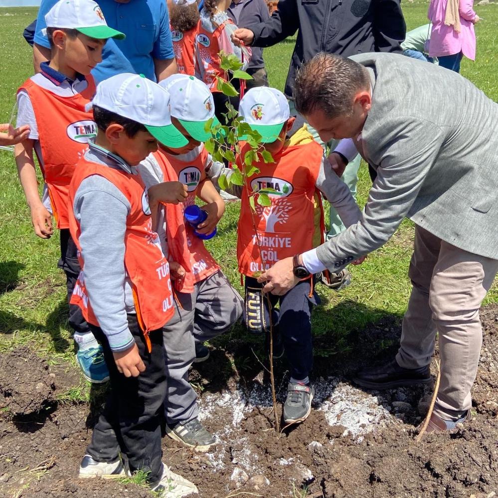 Hanak'ta 600 fidan toprakla buluşturuldu