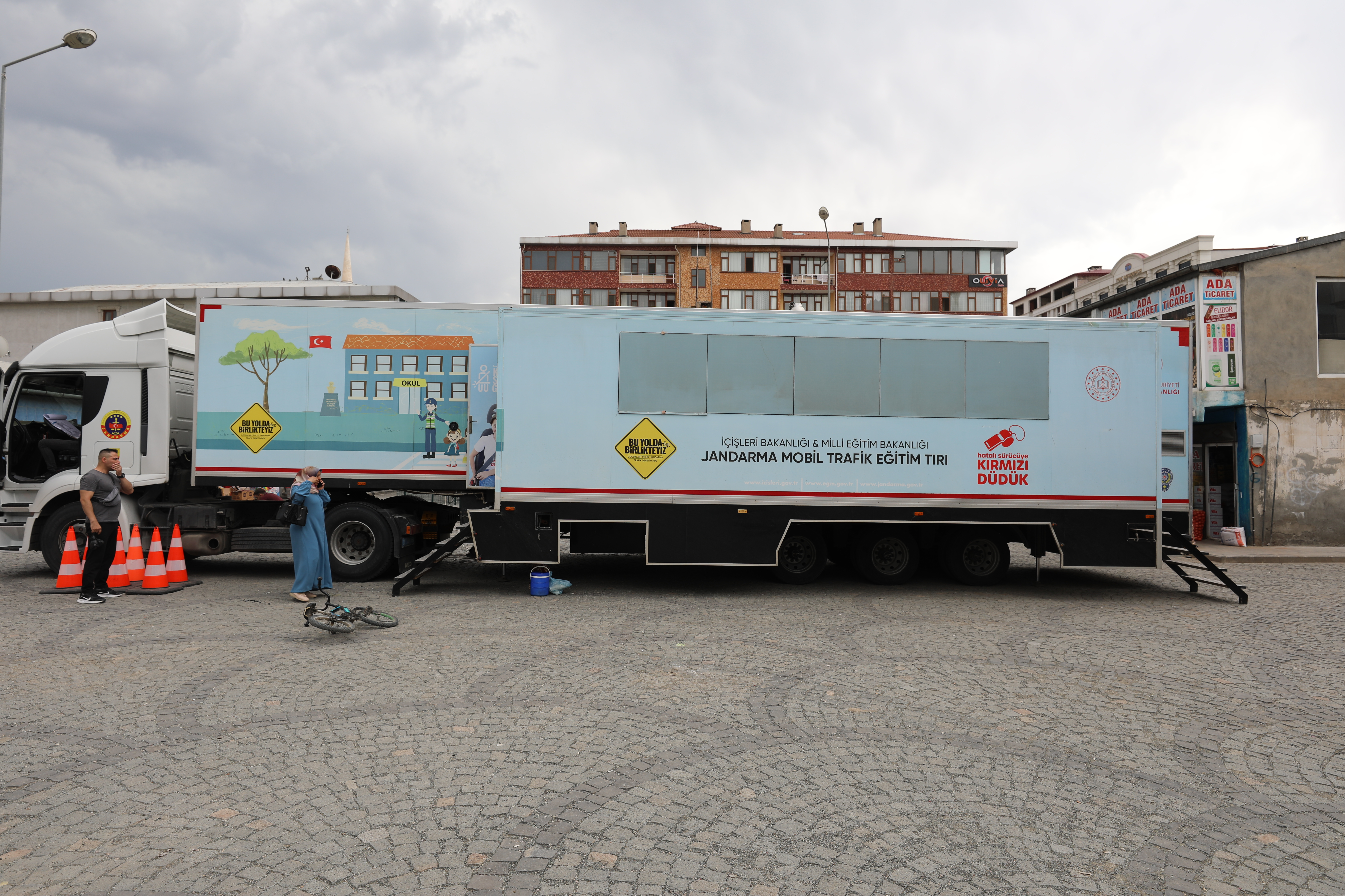 Iğdır'da jandarmanın mobil eğitim tırında vatandaşlara trafik eğitimi veriliyor