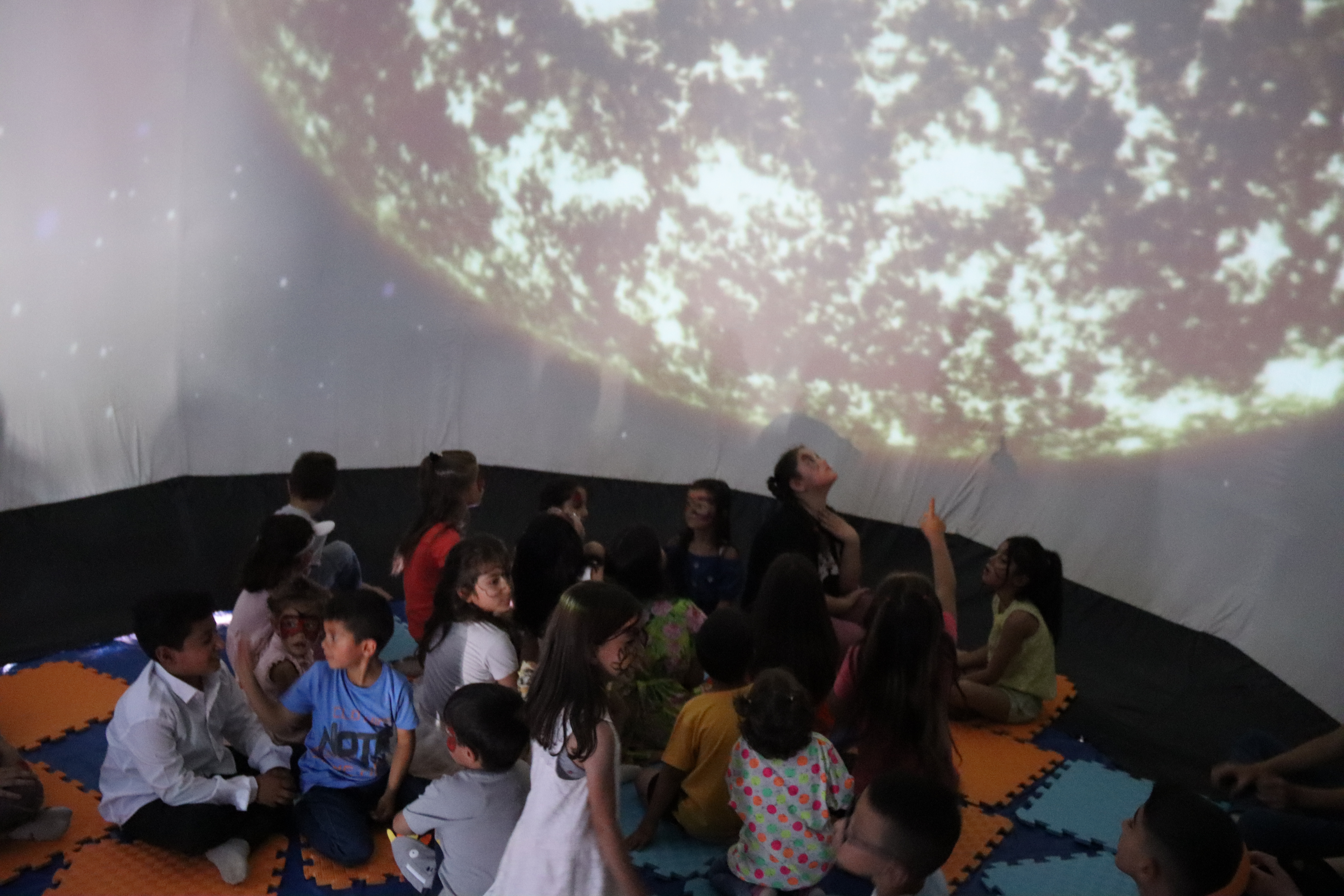 Iğdırlı köy çocuklarının karne hediyesi "uzay keşfi" oldu