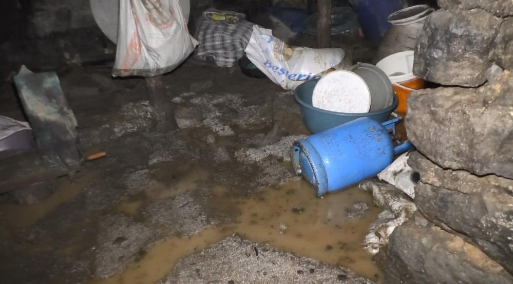 Kars'ta bir köyü sel vurdu, 10 ev selden zarar gördü