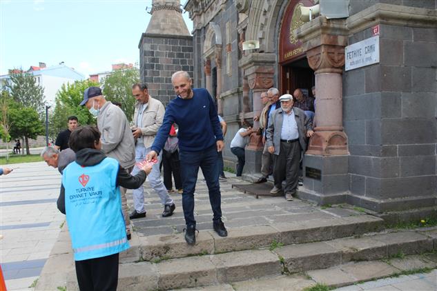 Kars'ta vekaletle kurban tanıtım standı açılmaya devam ediyor