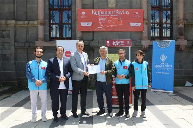 Kars'ta vekaletle kurban tanıtım standı açılmaya devam ediyor