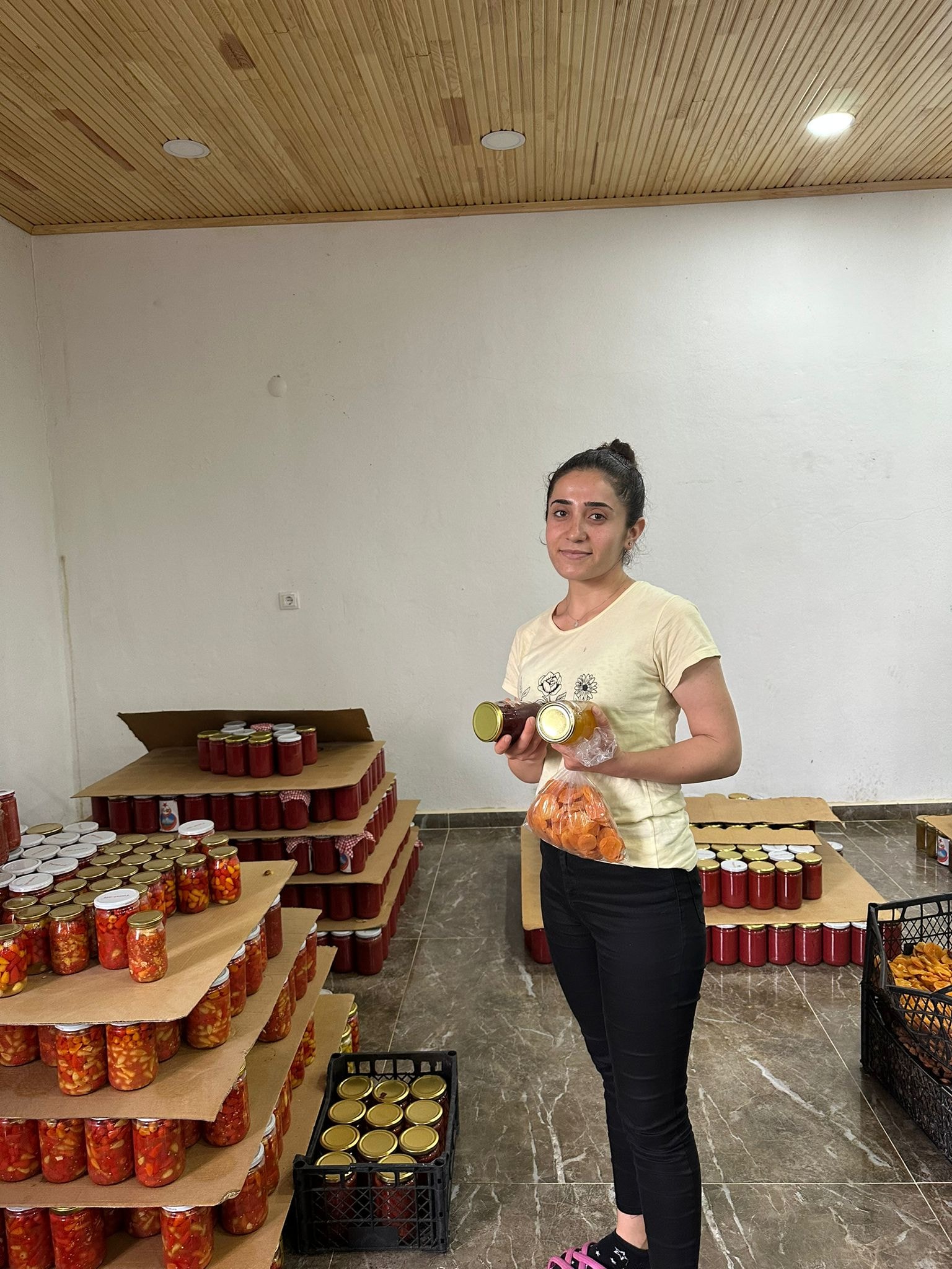 AKI-DER'li kadınlar Iğdır'da kadın girişimcileri ziyaret ettiler