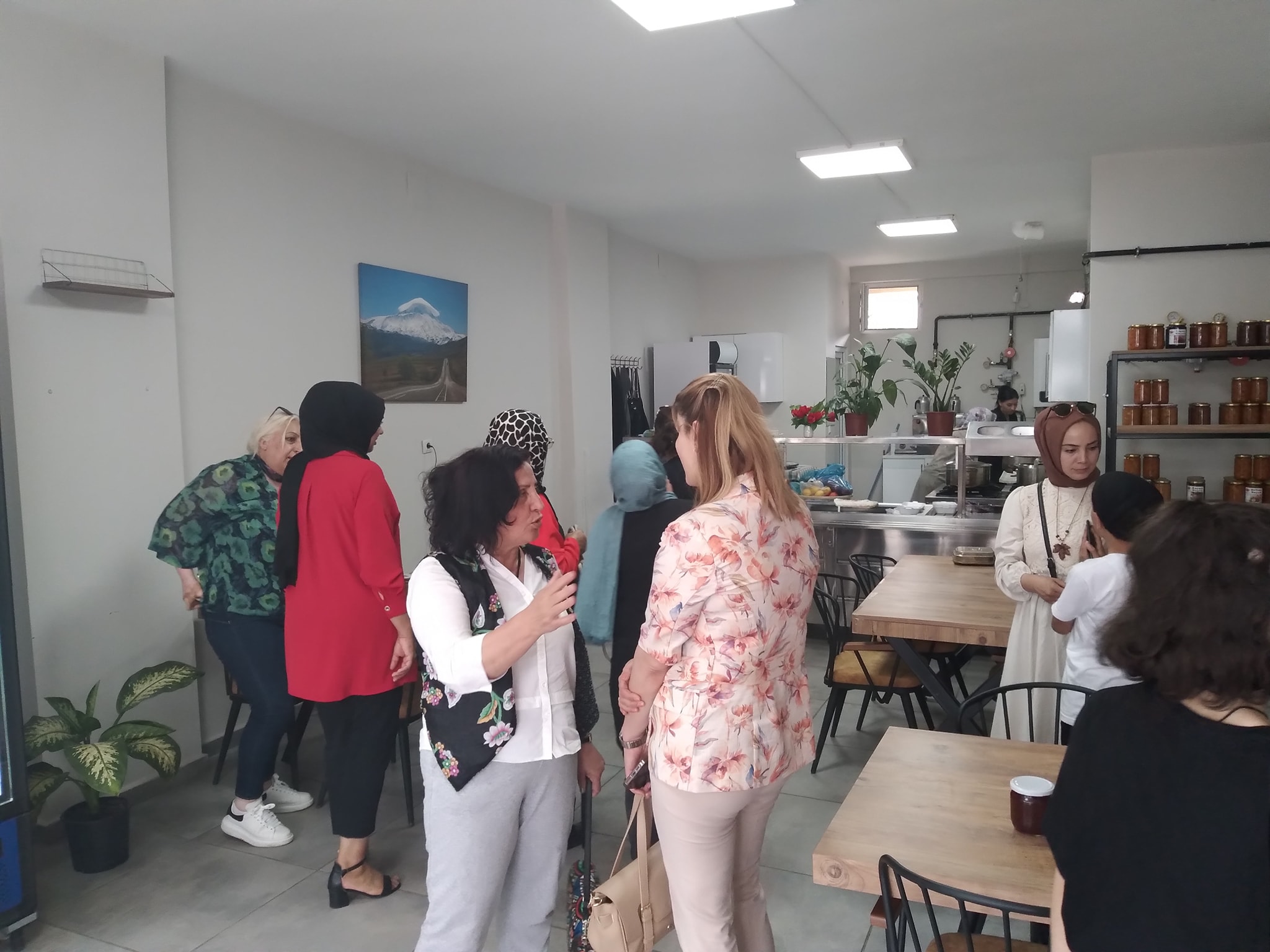 AKI-DER'li kadınlar Iğdır'da kadın girişimcileri ziyaret ettiler