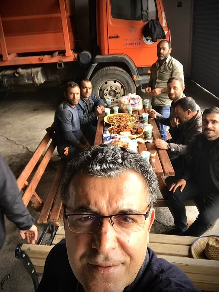 Ardahan Belediye Başkanı Faruk Demir, babalar gününü belediye işçileriyle geçirdi