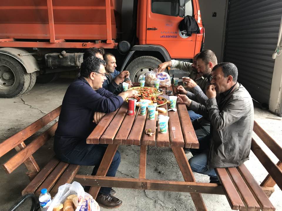 Ardahan Belediye Başkanı Faruk Demir, babalar gününü belediye işçileriyle geçirdi