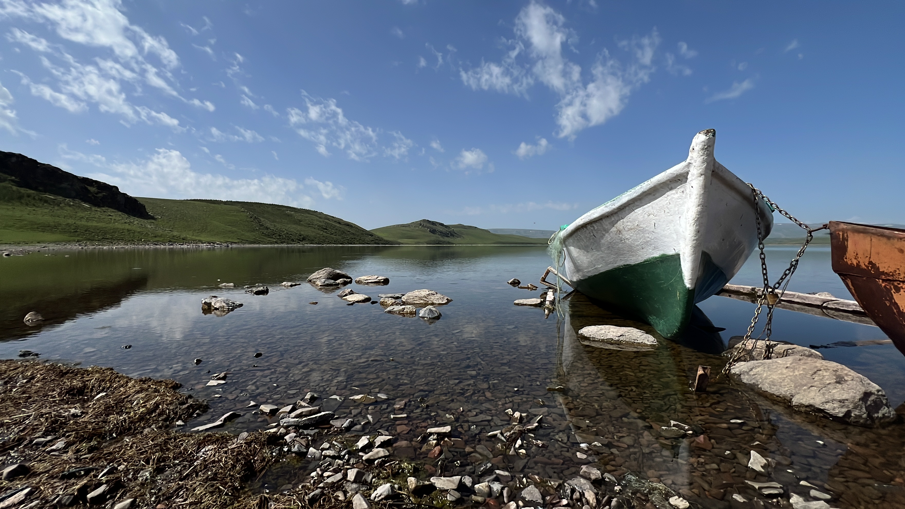 Kars'ta 2 bin 300 rakımdaki Aygır Gölü havadan görüntülendi