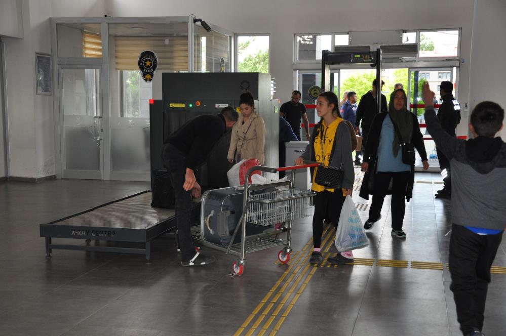 Kars'ta bavulu kapan gar binasının yolunu tuttu