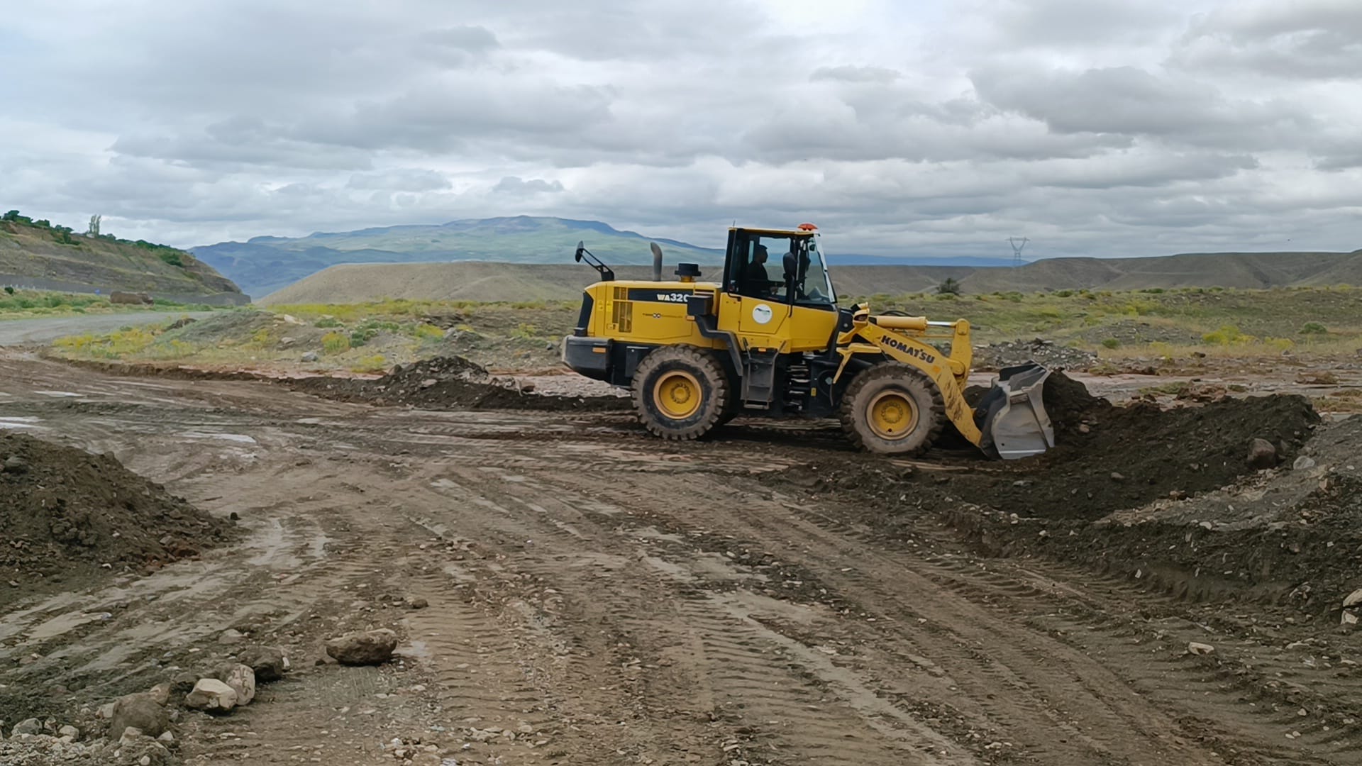 Kars'ta sel nedeniyle köy yolları ulaşıma kapandı, araziler zarar gördü