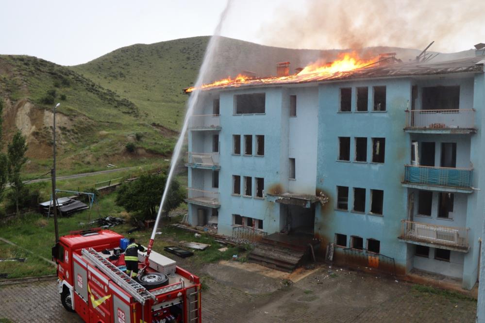 Şimşek çaktı, sökülen çatı alev aldı