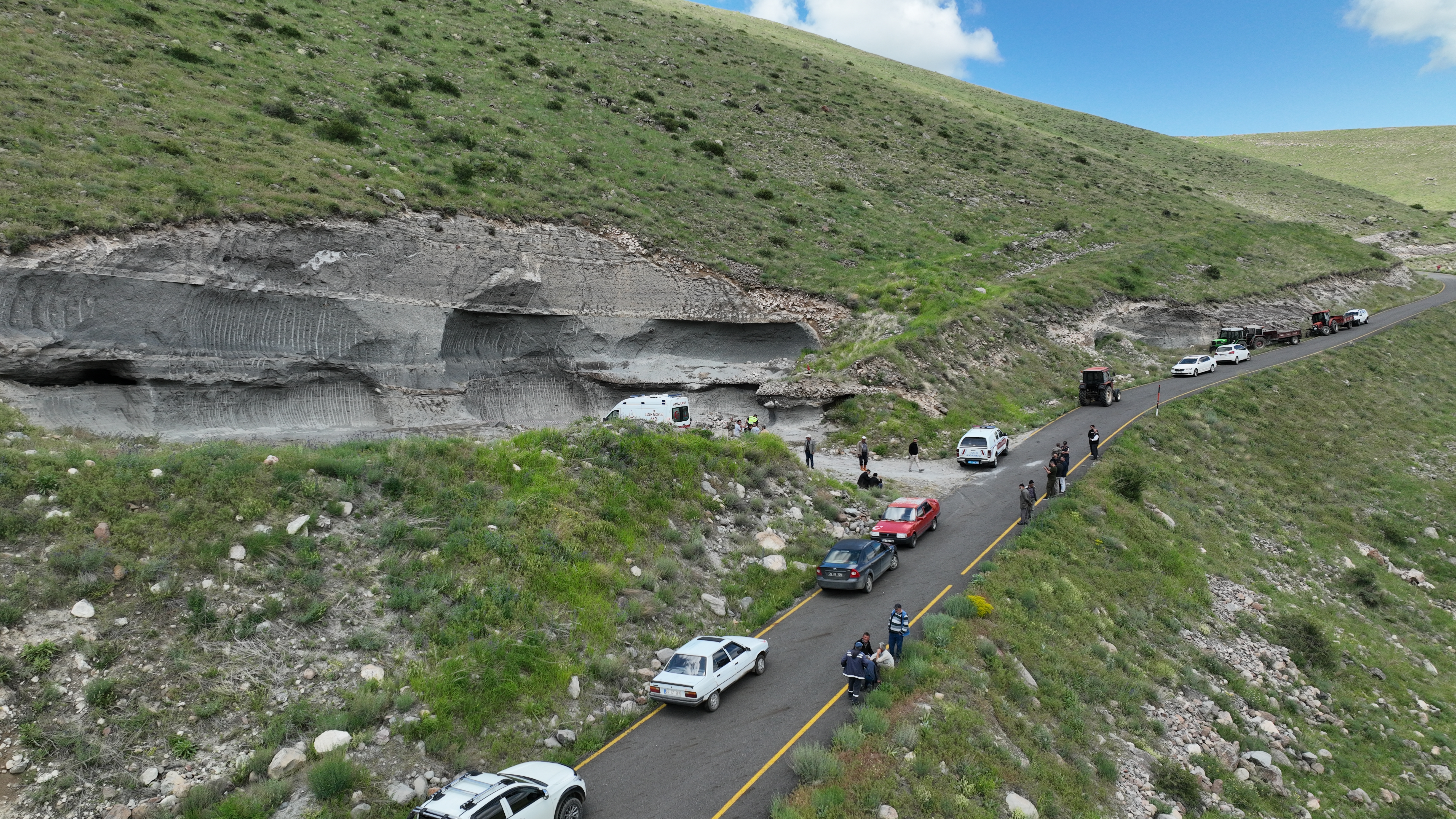 Erzurum'da kum almak için gittiği ocakta üzerine taş düşen kişi öldü