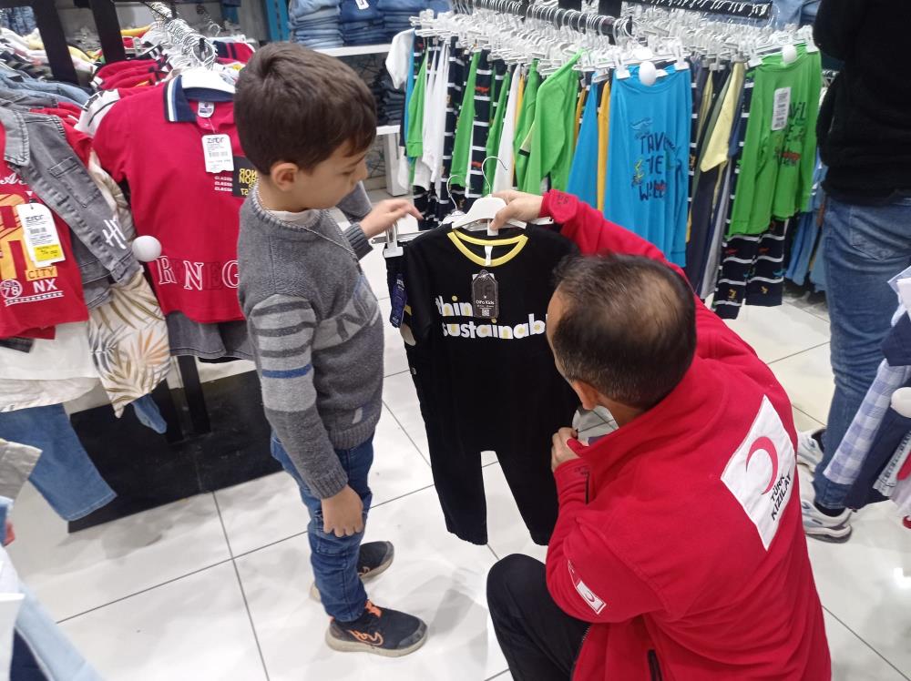 Ağrı'da bayramlık kıyafetler Kızılay'dan