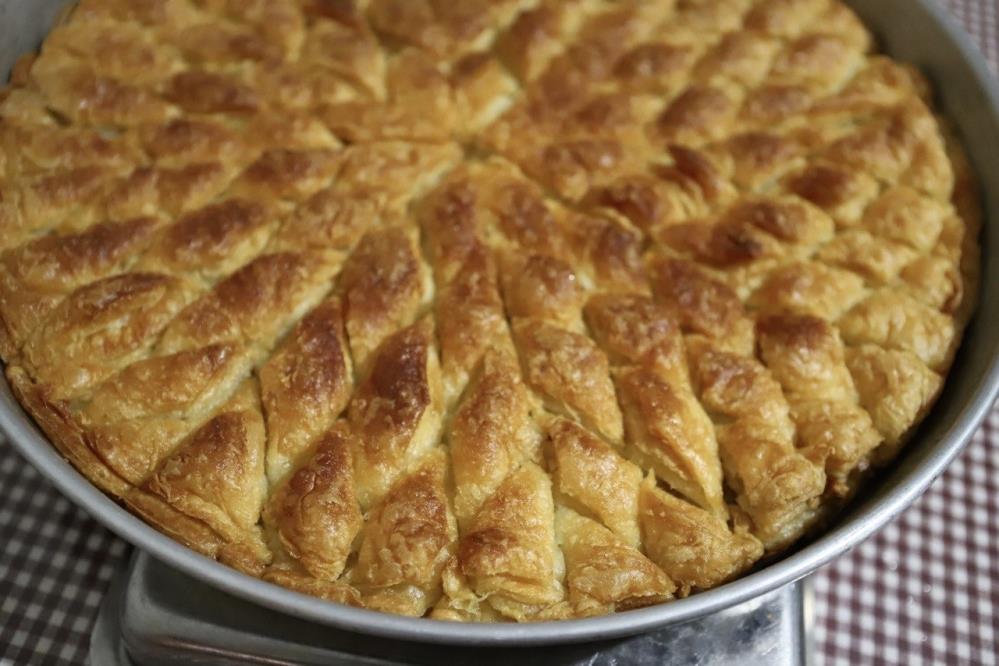 Hamarat kadınlar kolları sıvadı, çıtır baklavalar bayrama hazırlandı