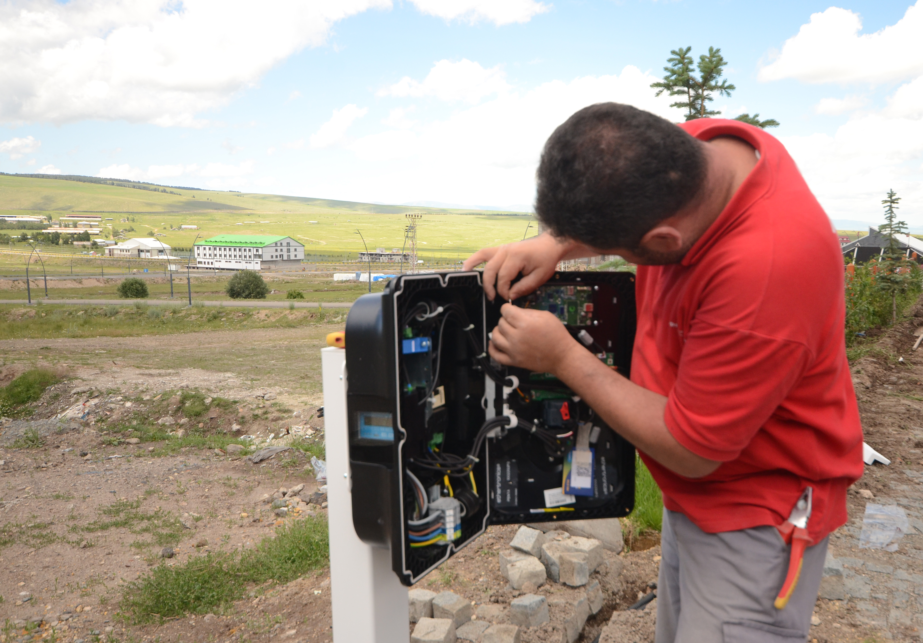 Sarıkamış'ta elektrikli araçlar için şarj istasyonu kuruldu