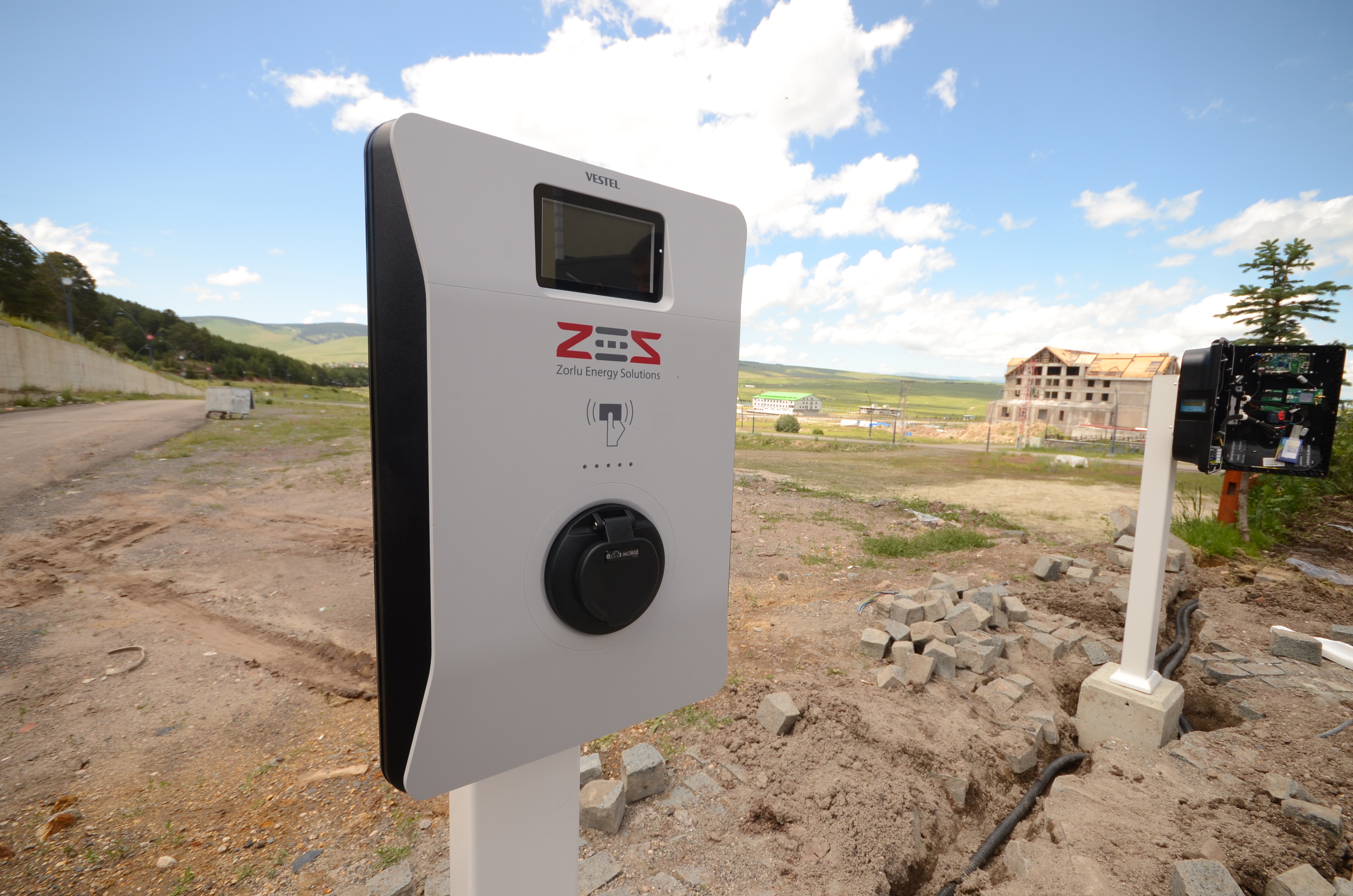 Sarıkamış'ta elektrikli araçlar için şarj istasyonu kuruldu