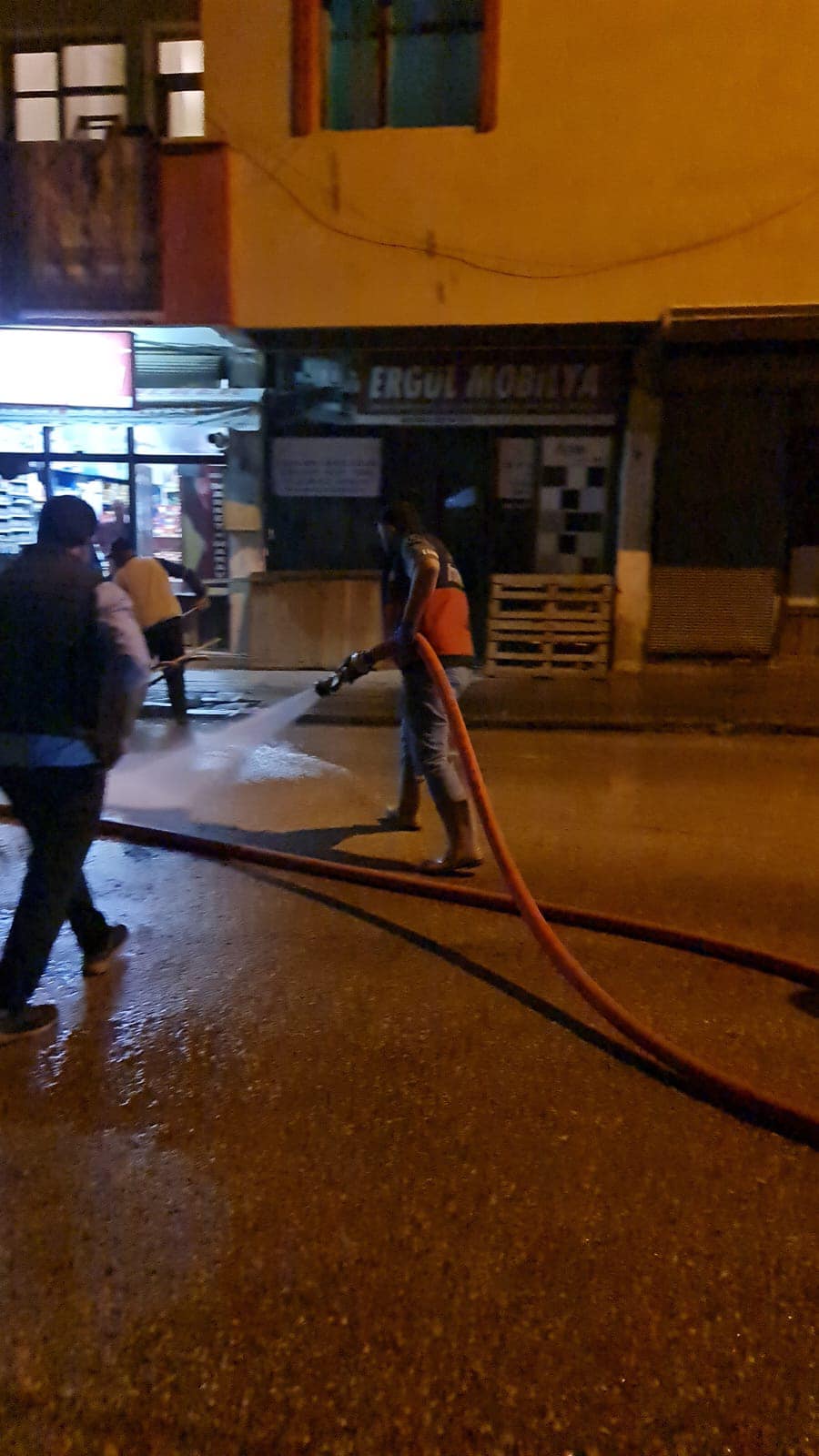 Sarıkamış Belediyesi kaldırım ve sokaklarda temizlik yapıyor