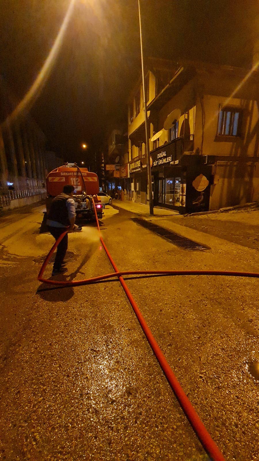 Sarıkamış Belediyesi kaldırım ve sokaklarda temizlik yapıyor