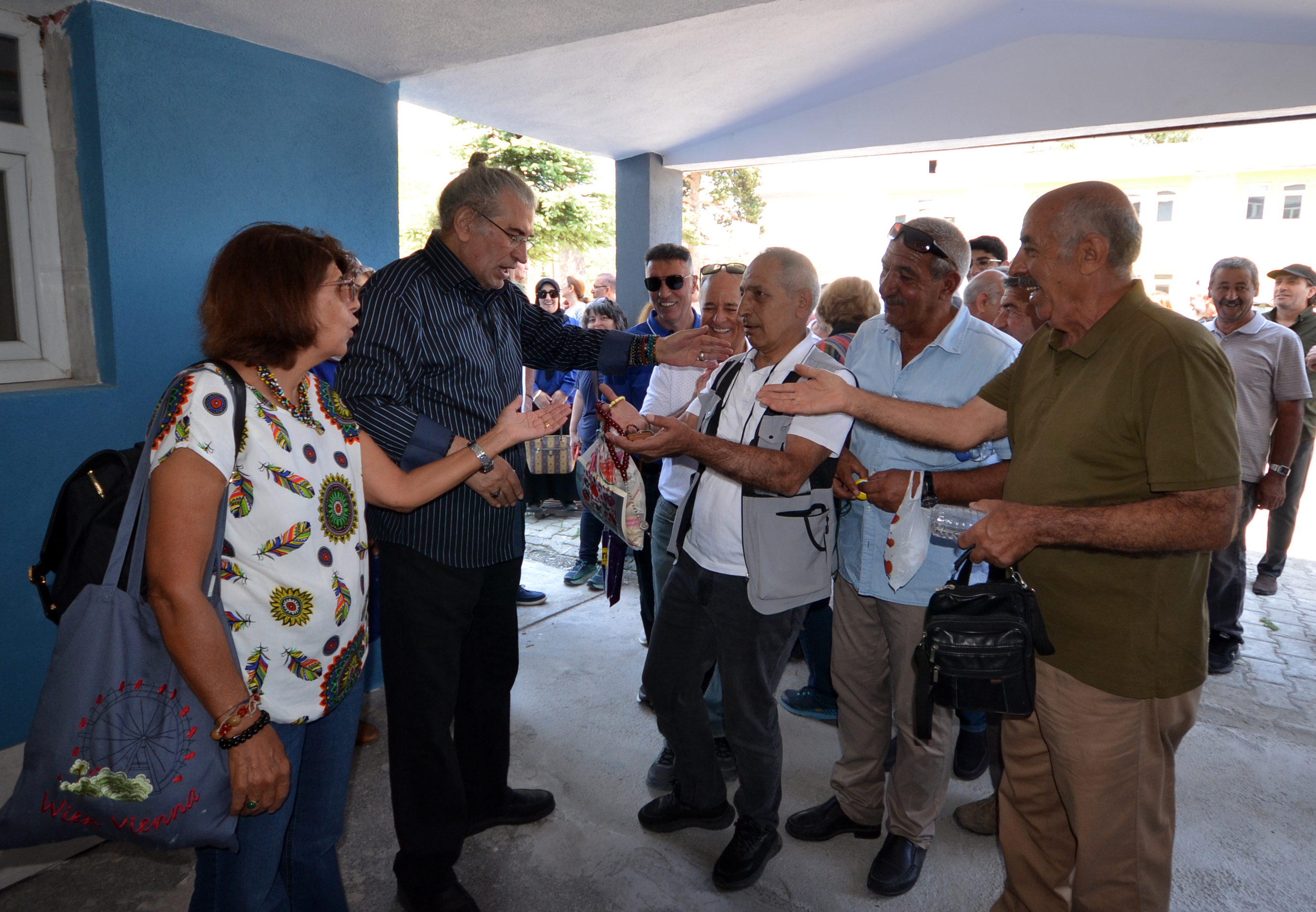 41 yıl önce mezun oldukları lisede buluştular