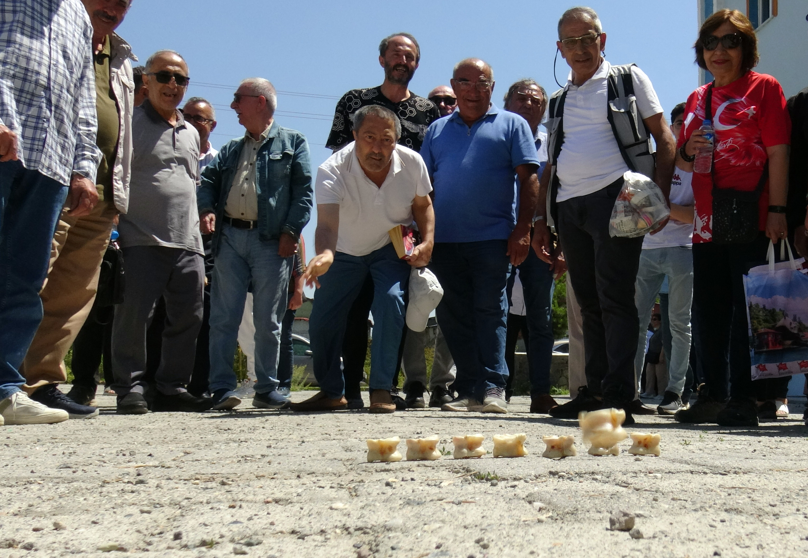 41 yıl önce mezun oldukları lisede buluştular