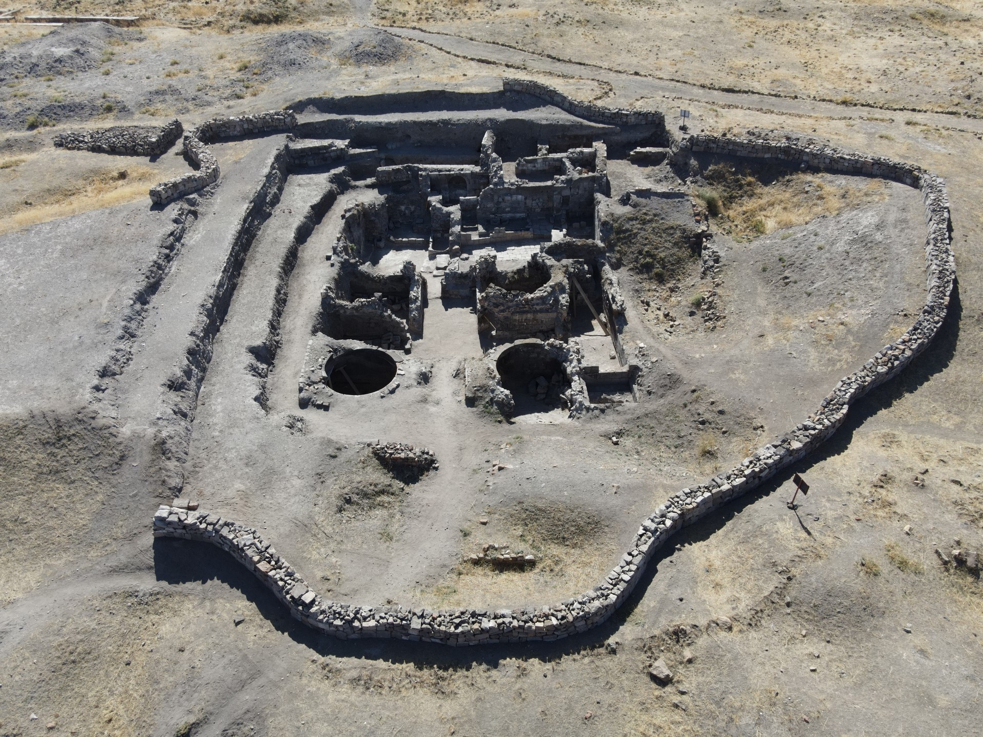 Taş küvet ortaya çıkartıldı