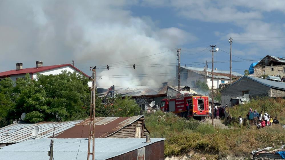Sarıkamış'ta bir ev yanarak kül oldu