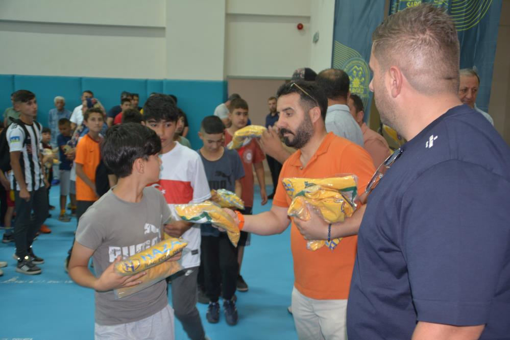 Sarıkamışlı sporculara malzeme desteği