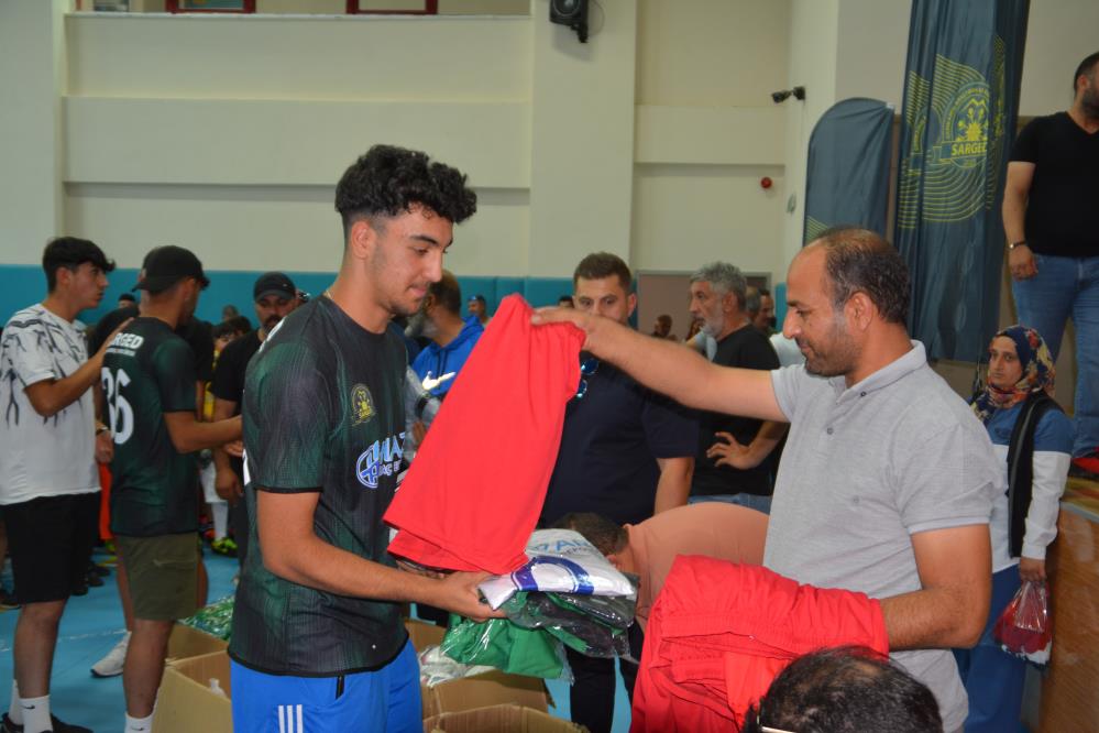 Sarıkamışlı sporculara malzeme desteği