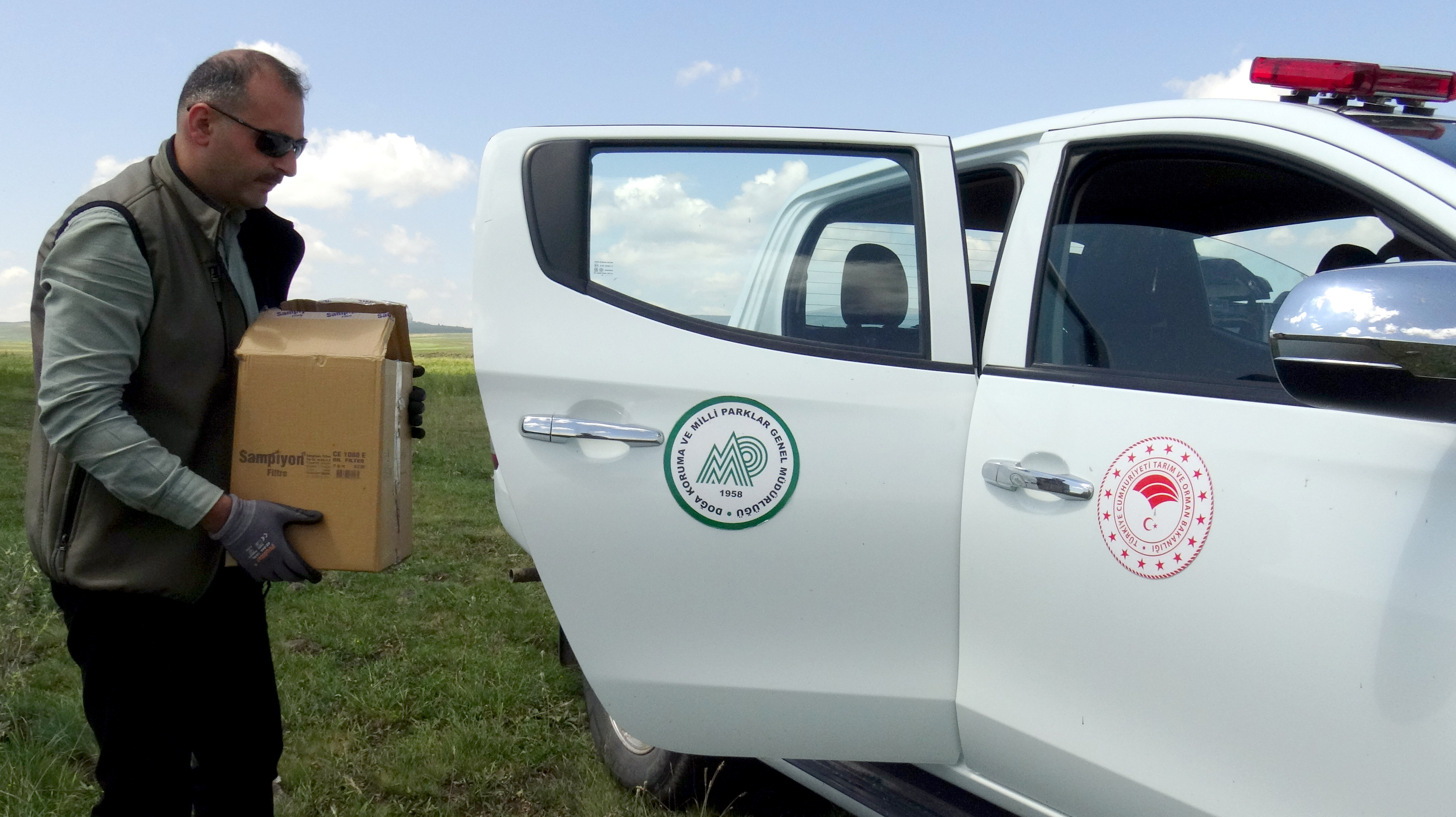 Sarıkamış'ta yaralı bulunan angut tedaviye alındı