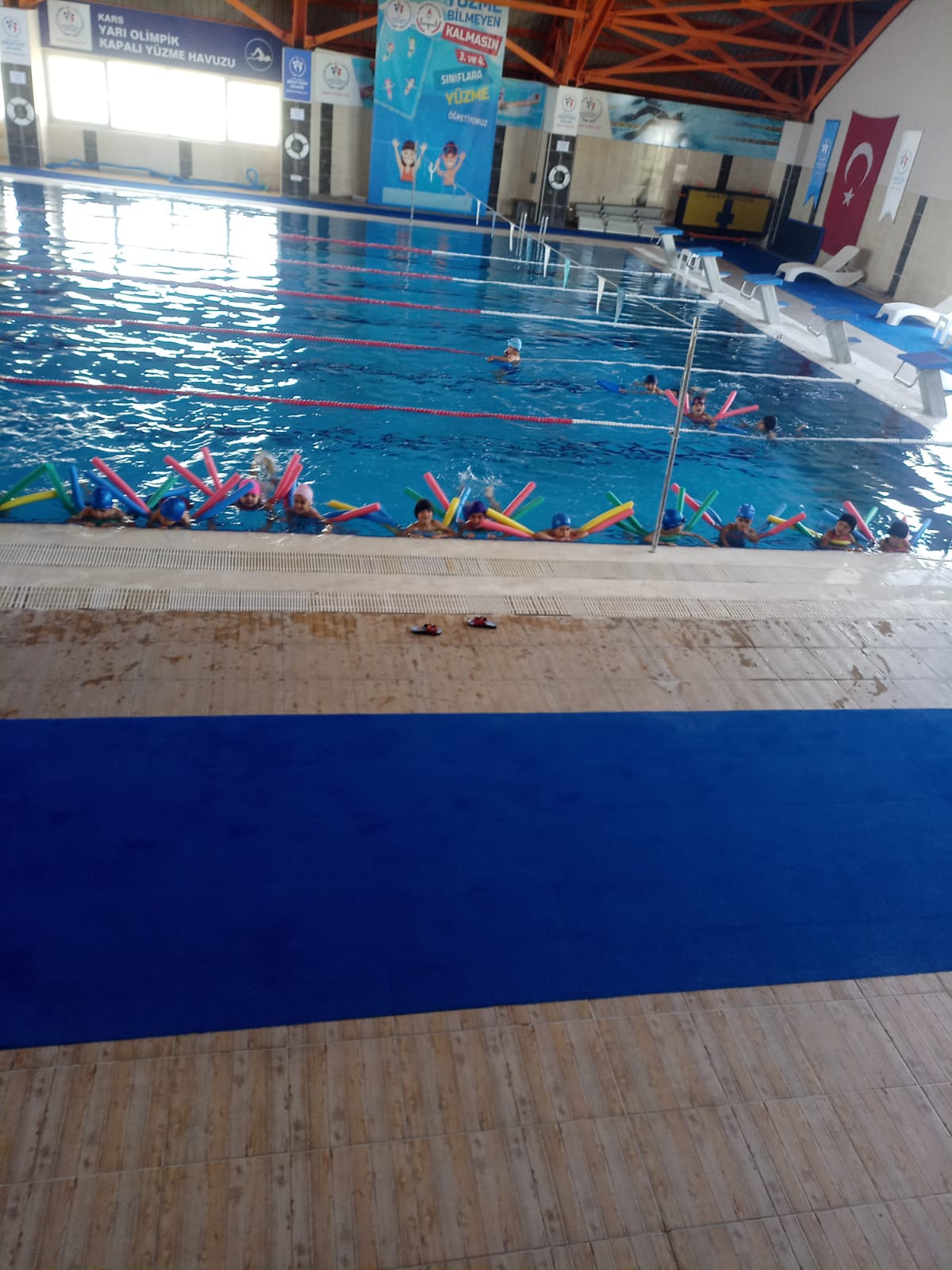 Kars'ta yüzme havuzunun her saati dolu geçiyor