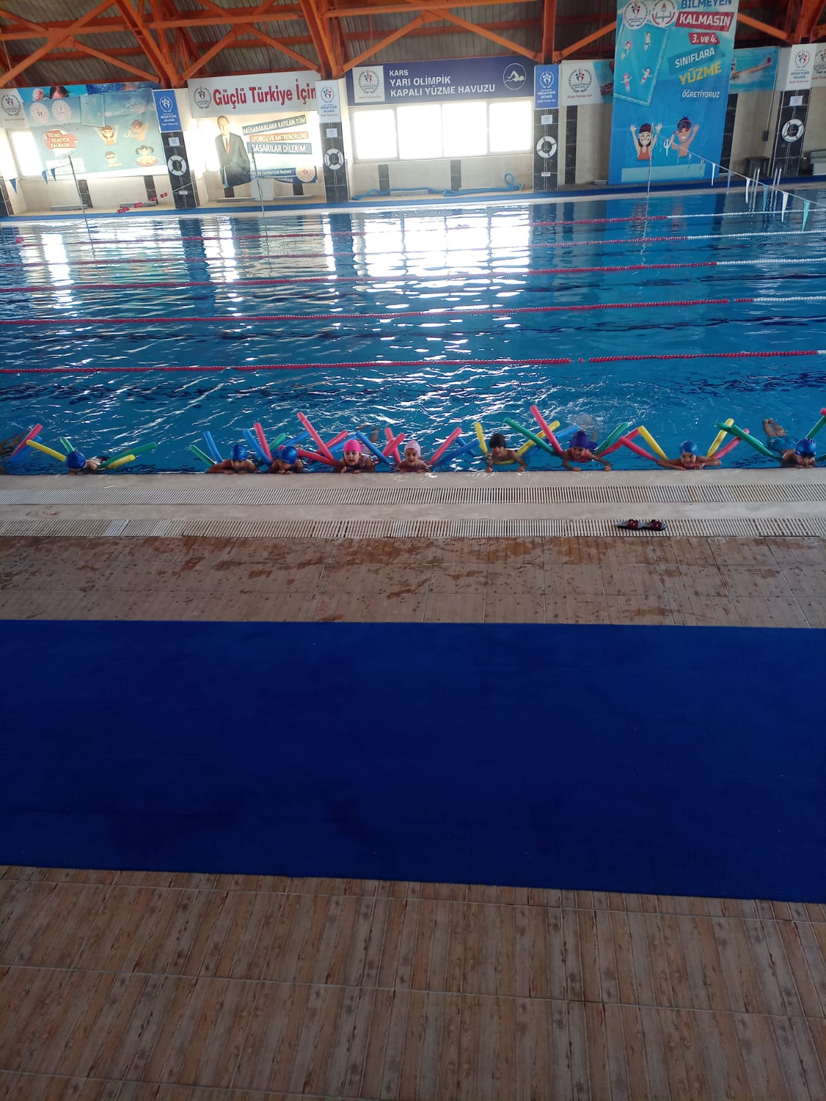 Kars'ta yüzme havuzunun her saati dolu geçiyor